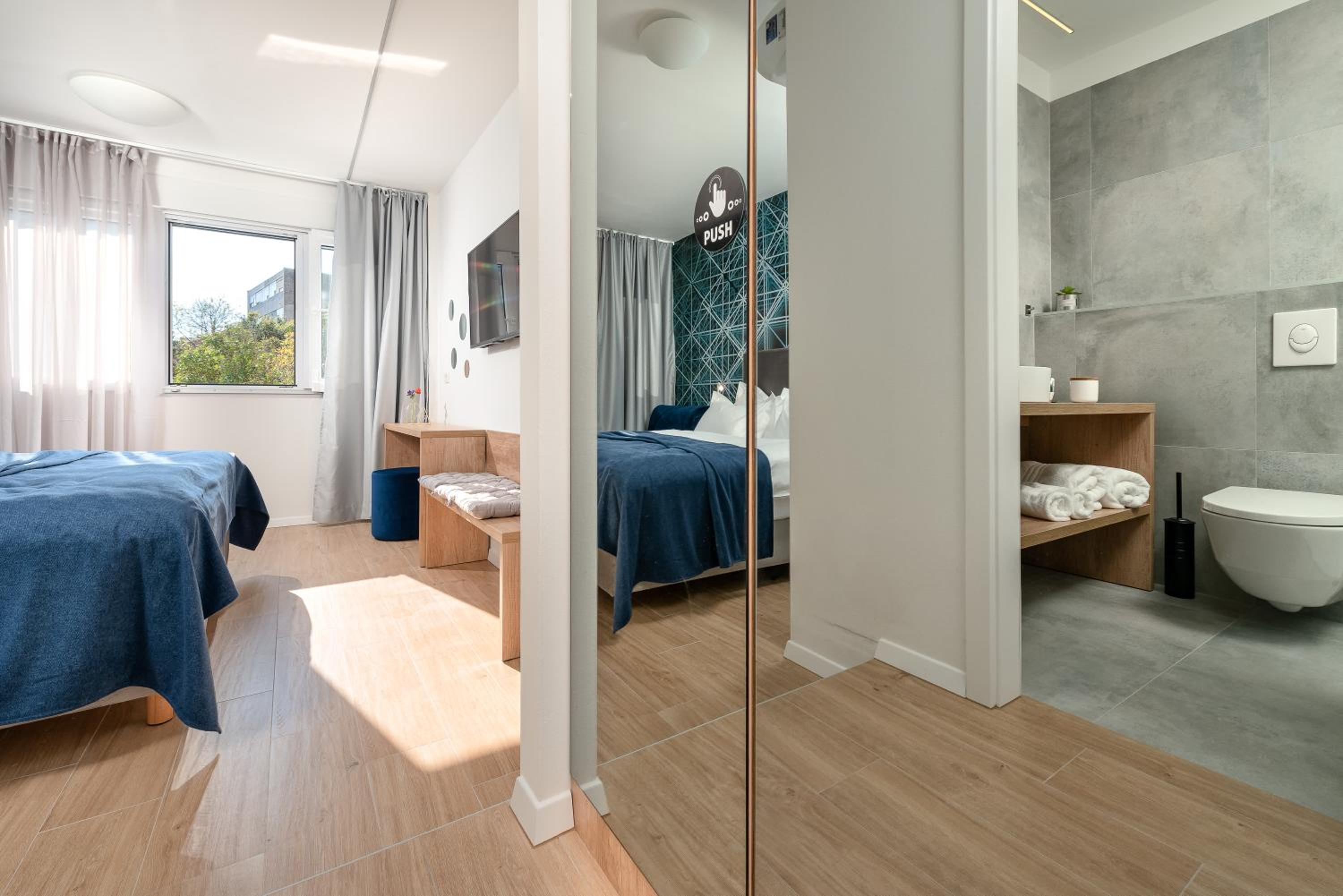Deluxe Double or Twin Room with Sofa Bed - Photo 11