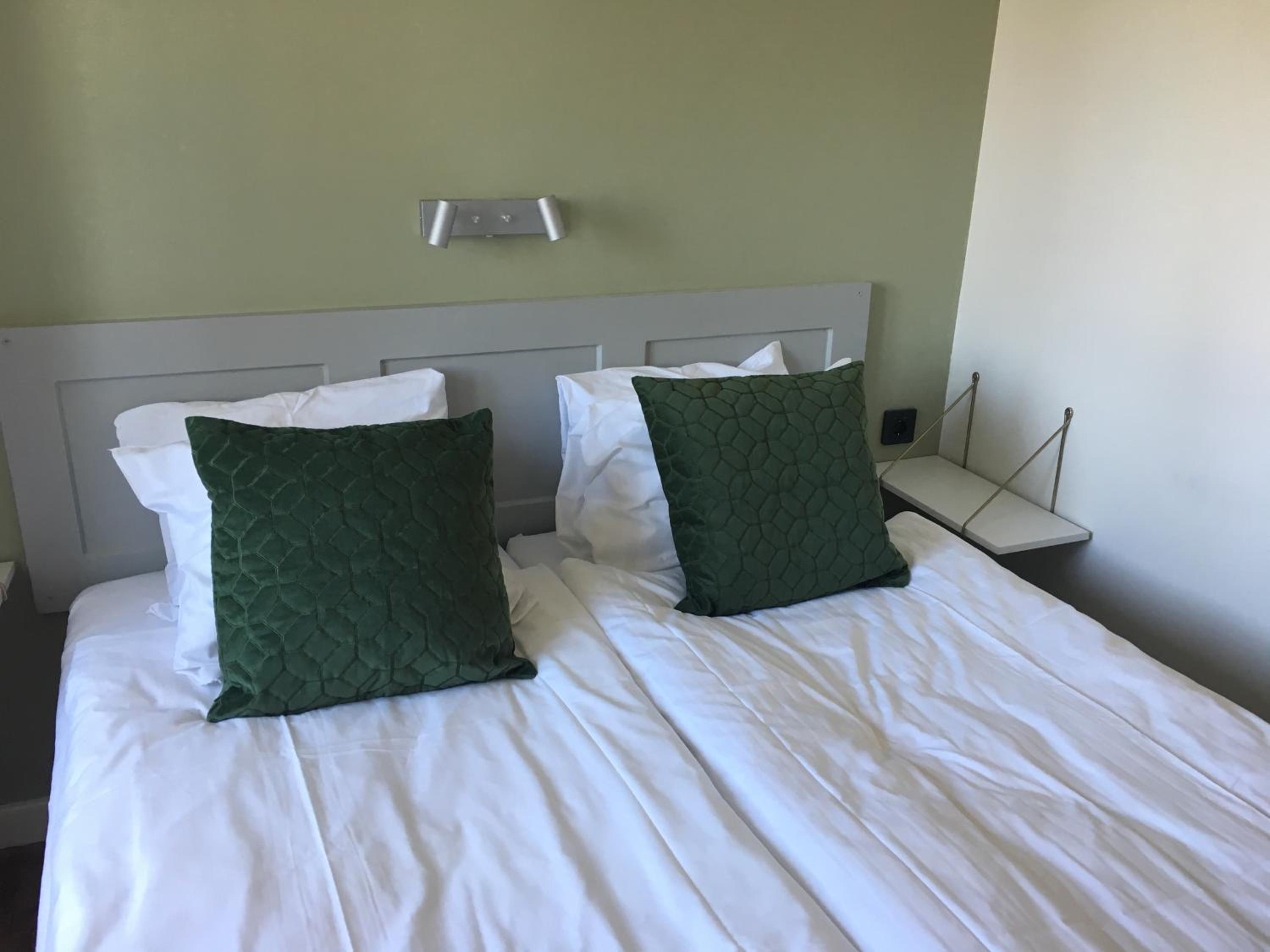 Twin Room - Photo 3