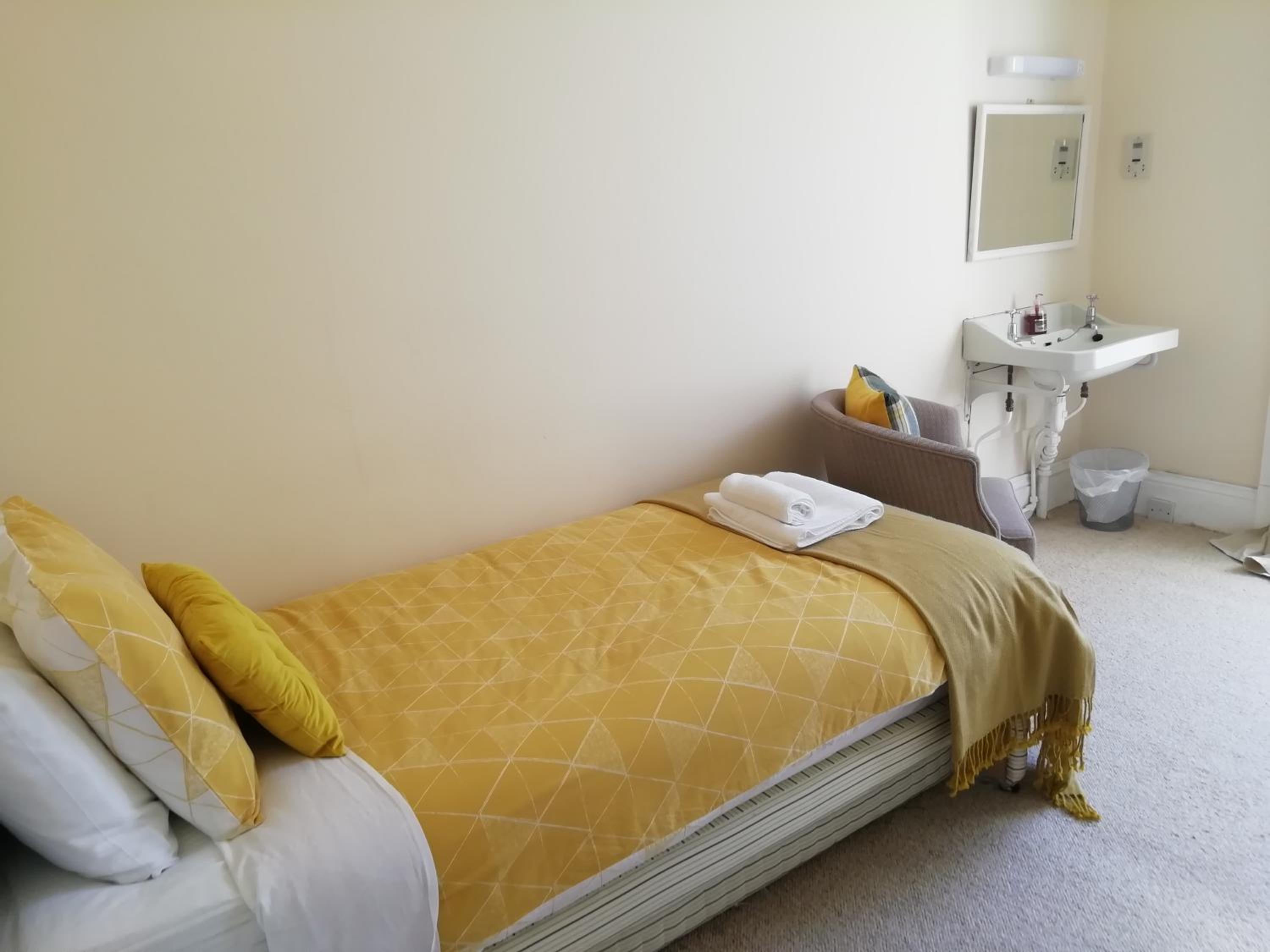 Single room NOT EN SUITE photo 3