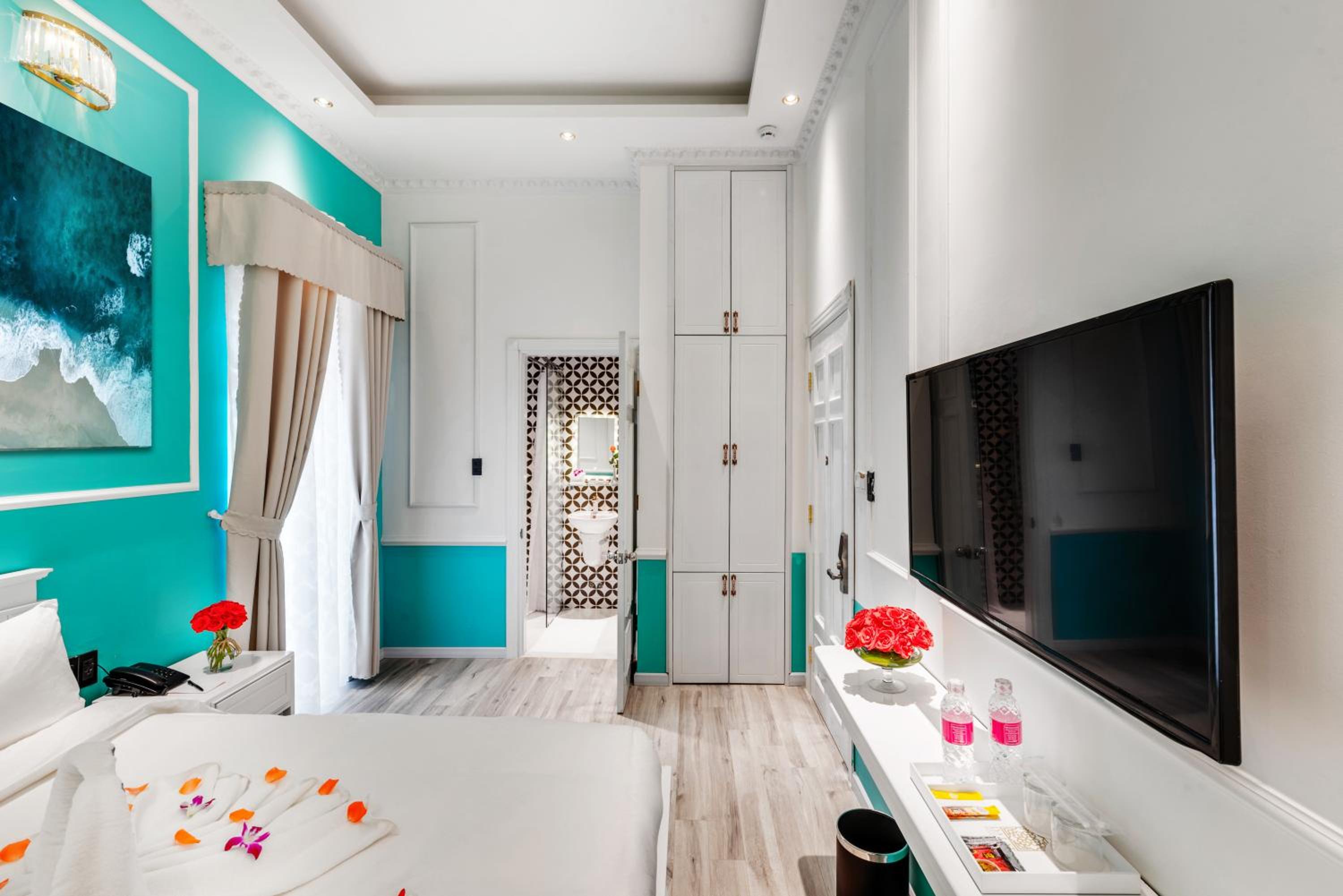 Deluxe Double Room with Balcony - Photo 8