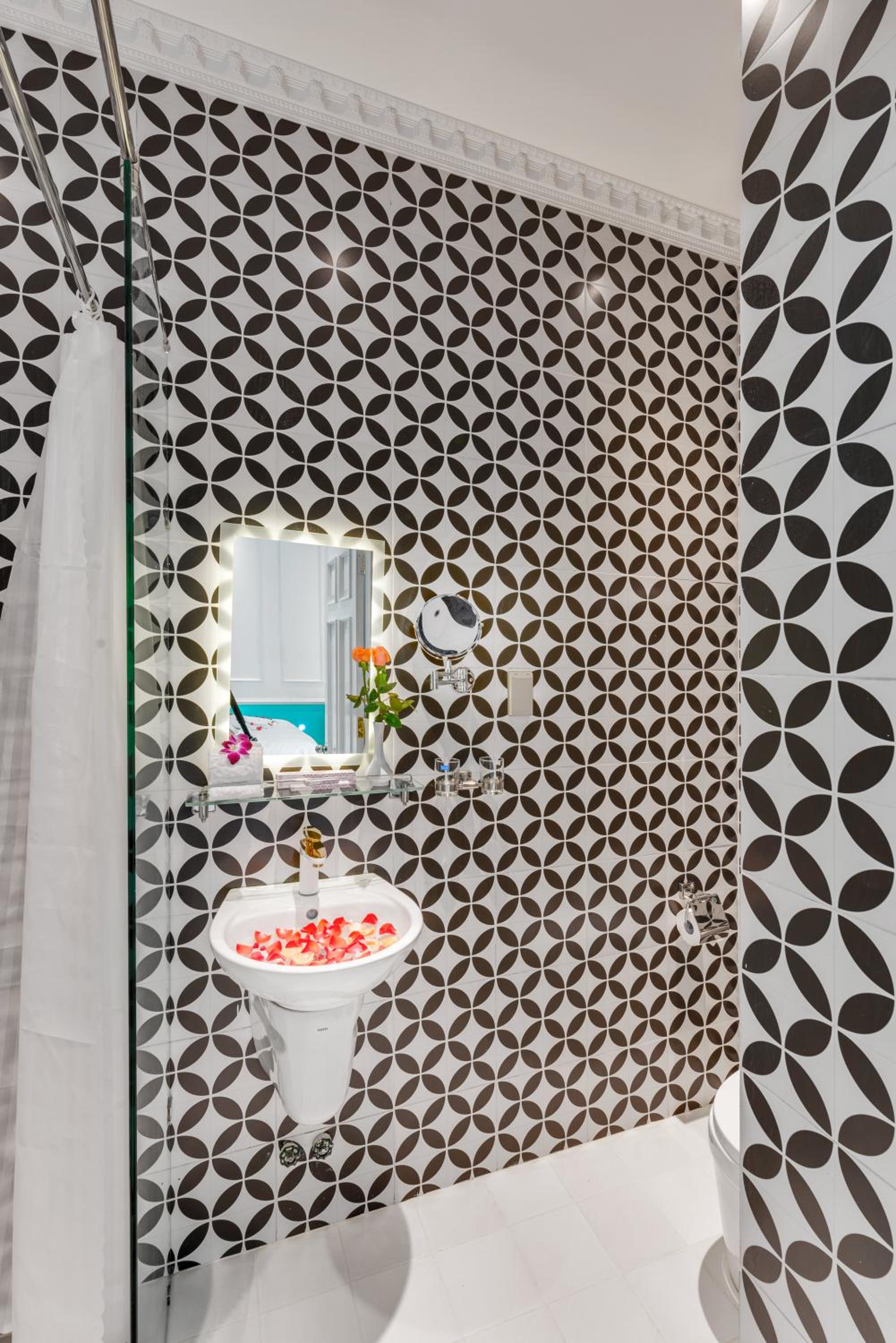 Deluxe Double Room with Balcony - Photo 18
