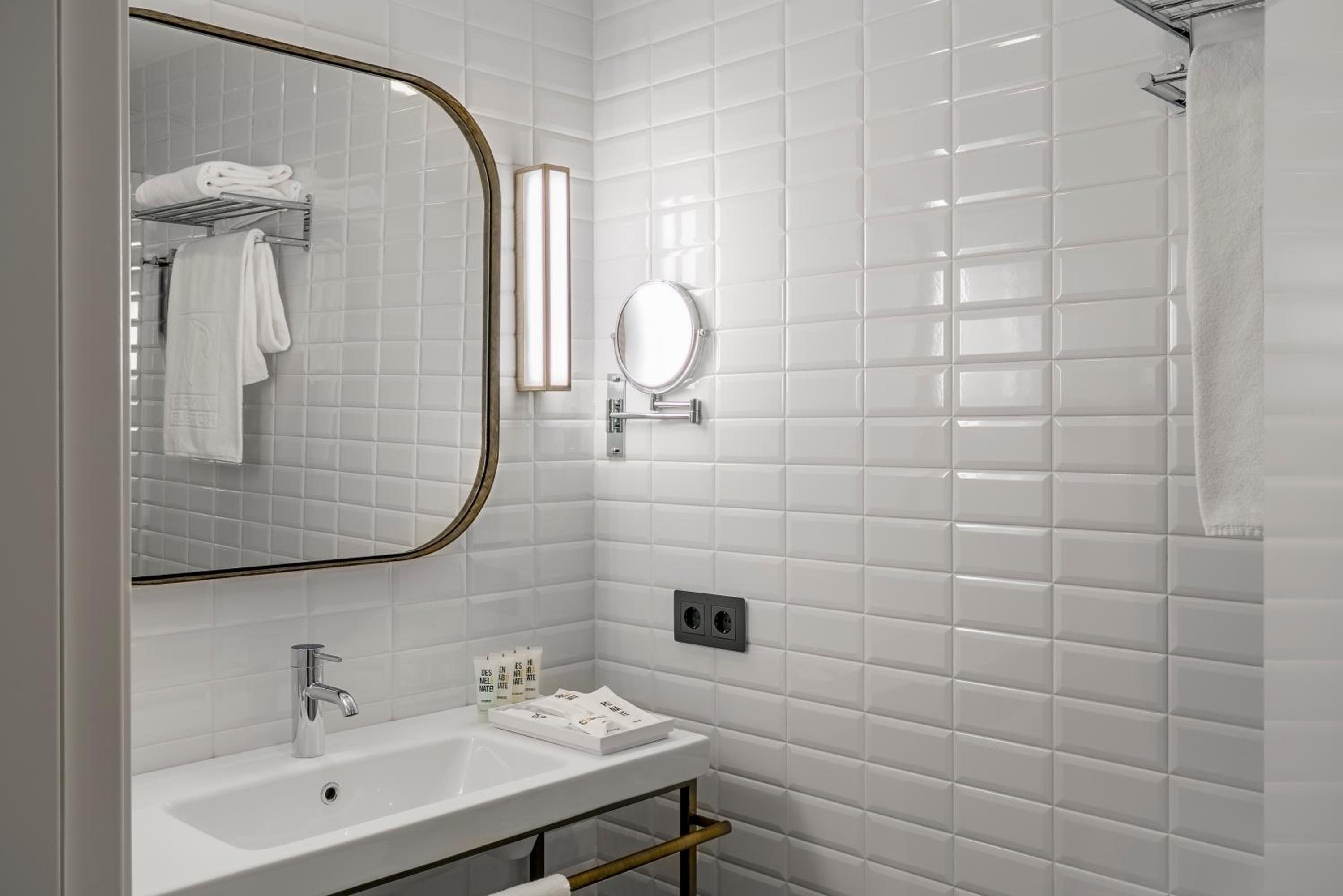 Standard Double or Twin Room - Photo 9
