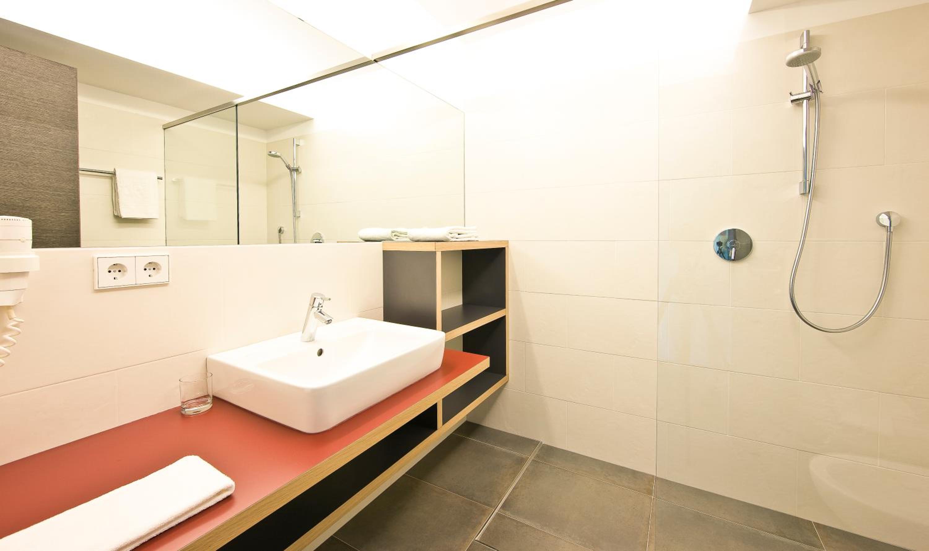 Suite - Photo 3