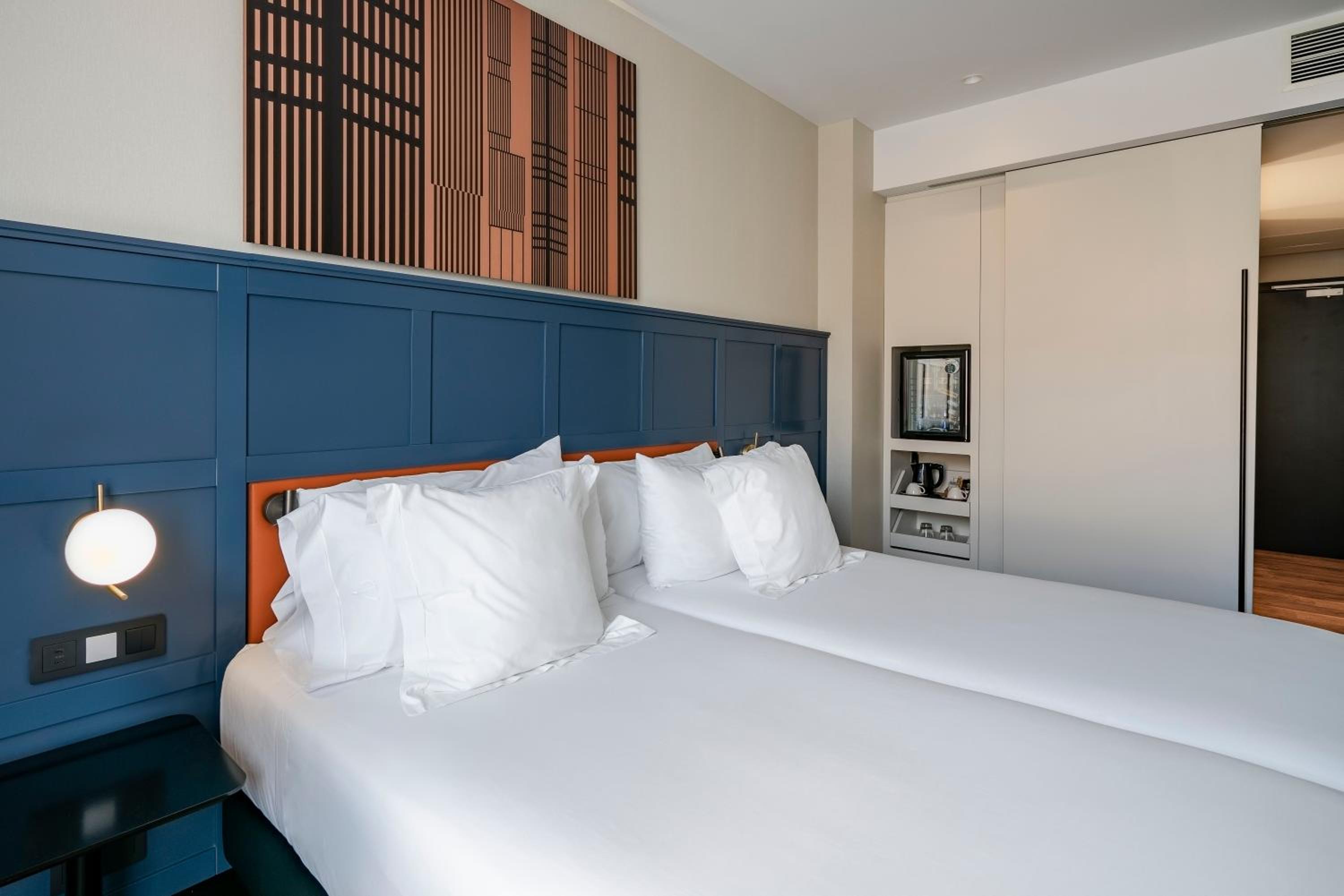Double or Twin Room with River Views - Photo 5