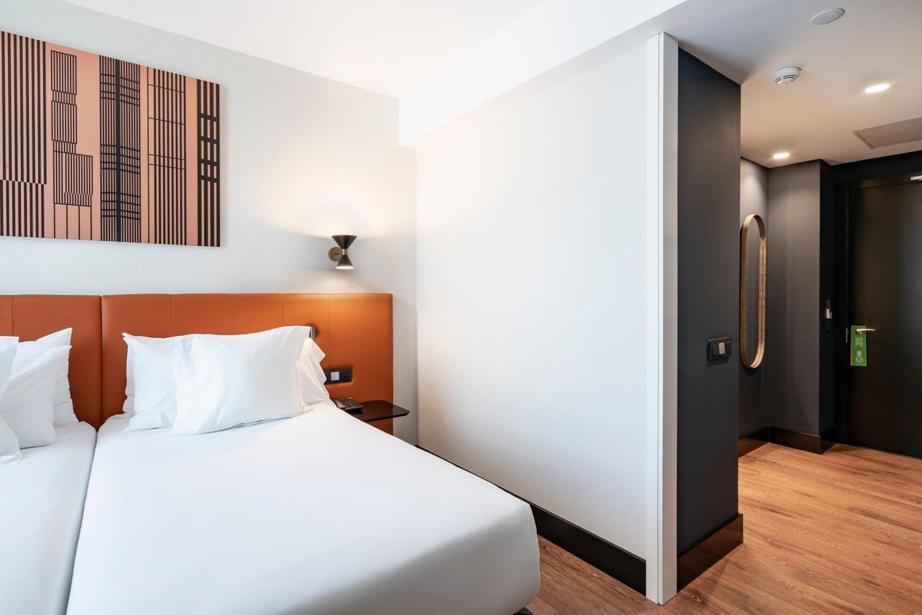 Double or Twin Room with River Views - Photo 9