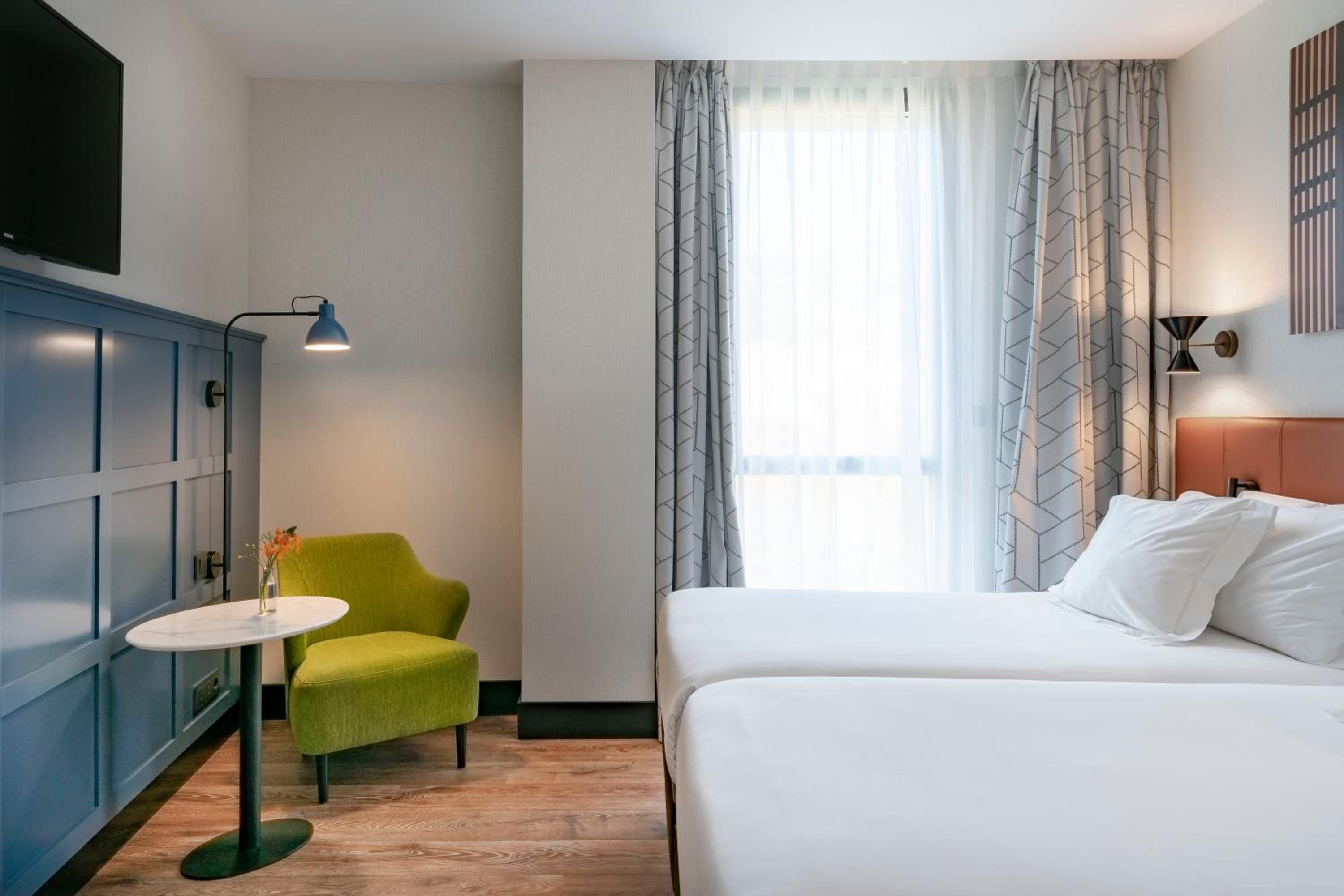 Double or Twin Room with River Views - Photo 2