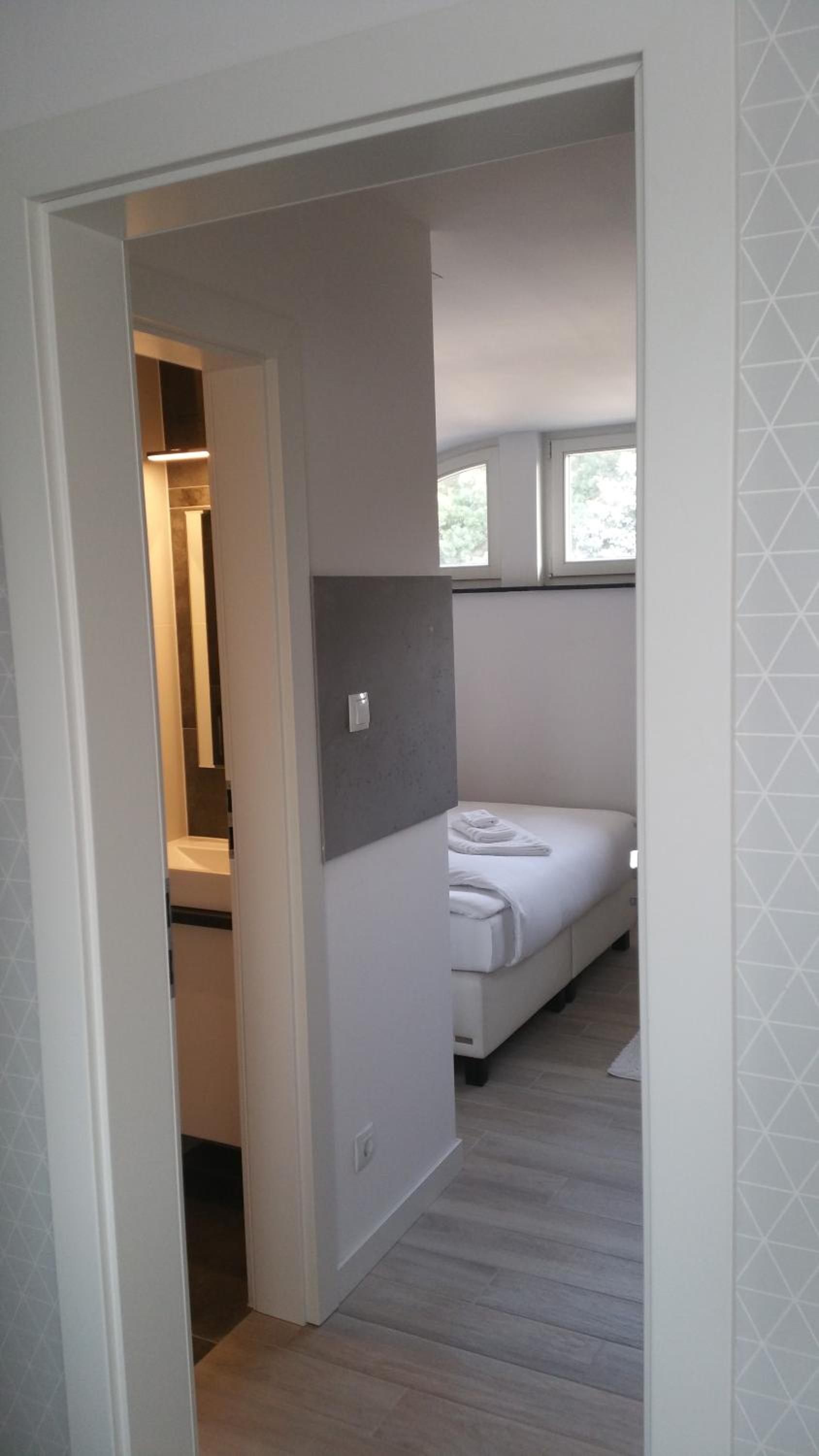 Deluxe Double Room with Shower - Photo 3