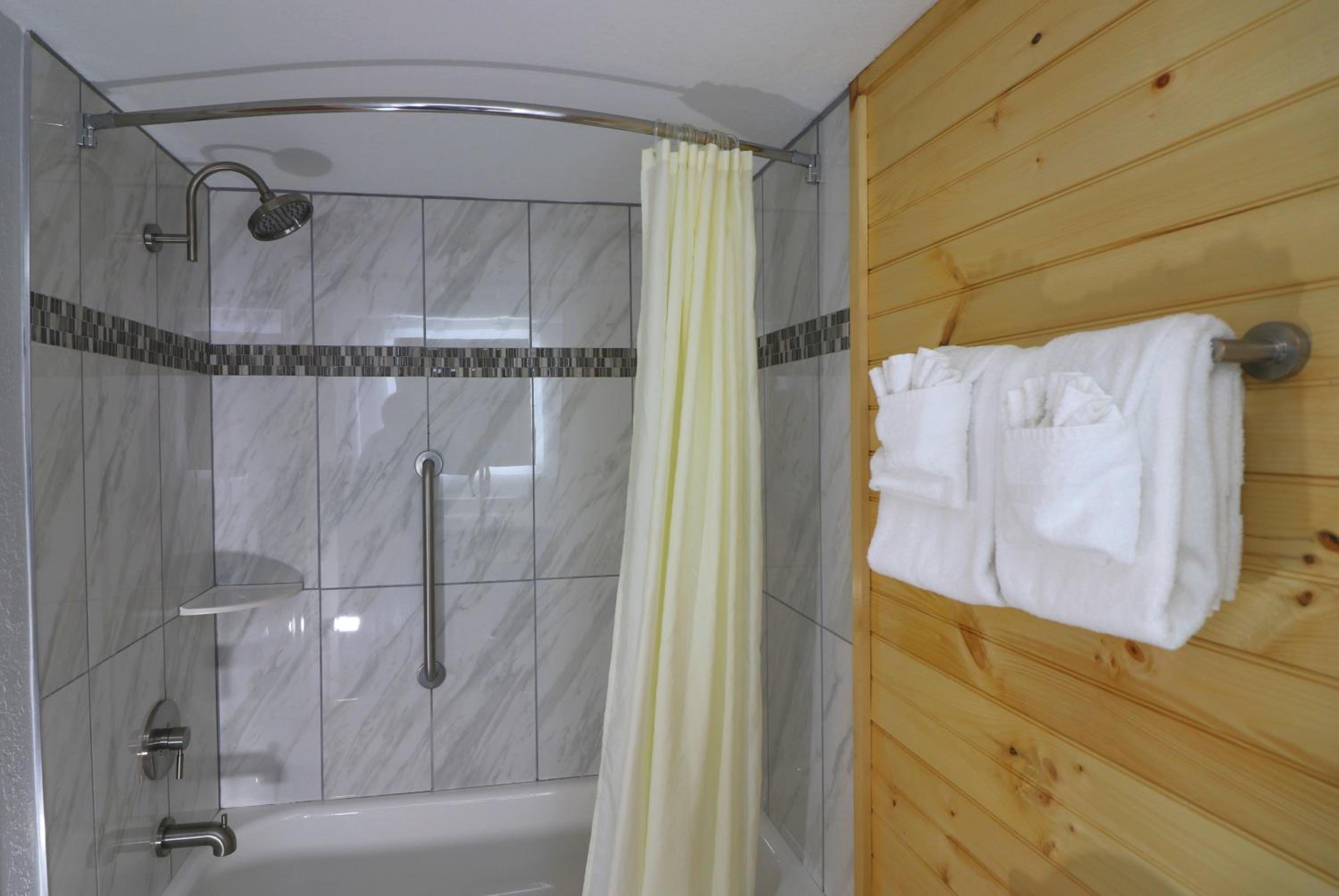 Queen Room with Two Queen Beds photo 3