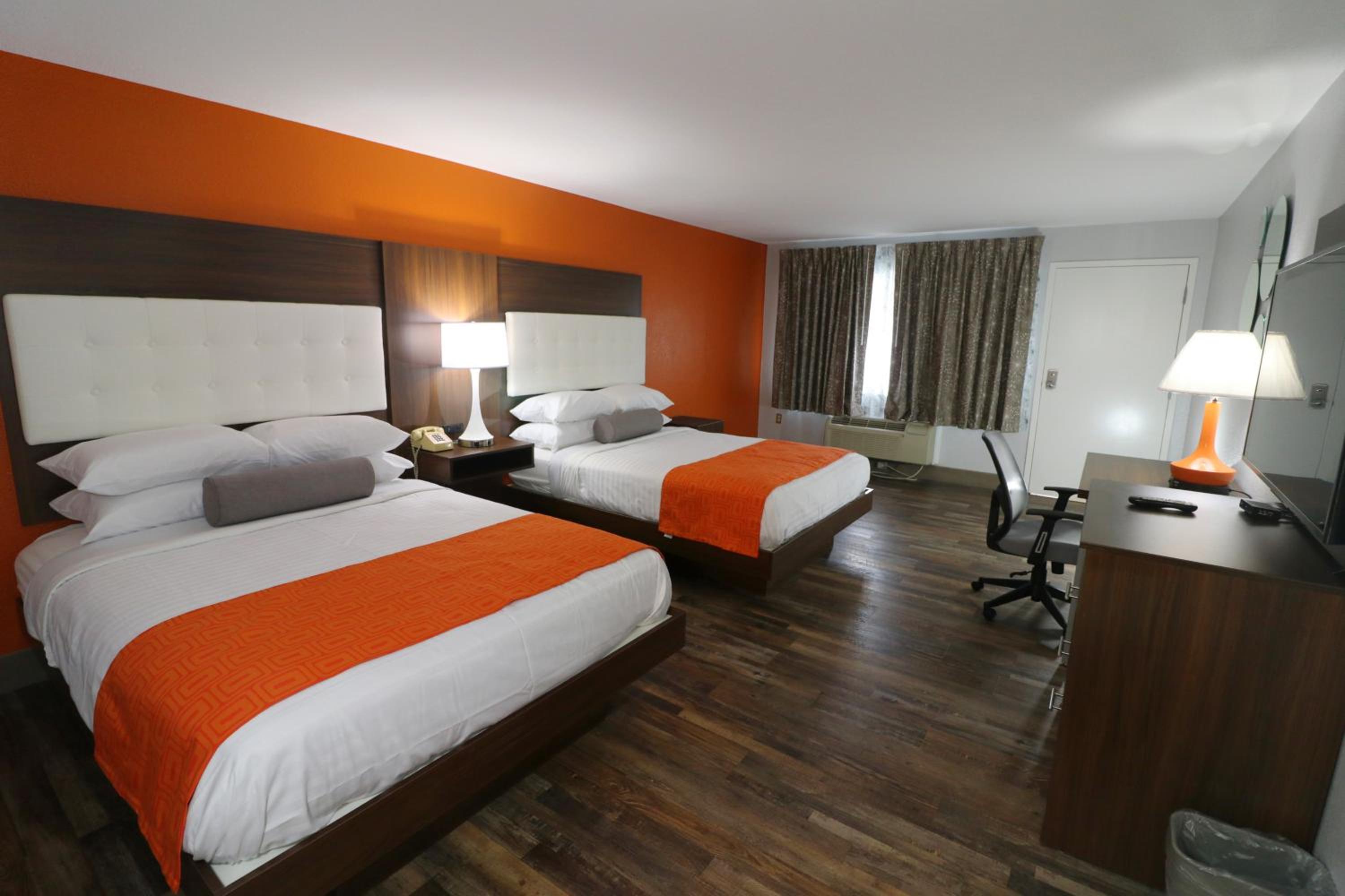 Queen Room with Two Queen Beds photo 1
