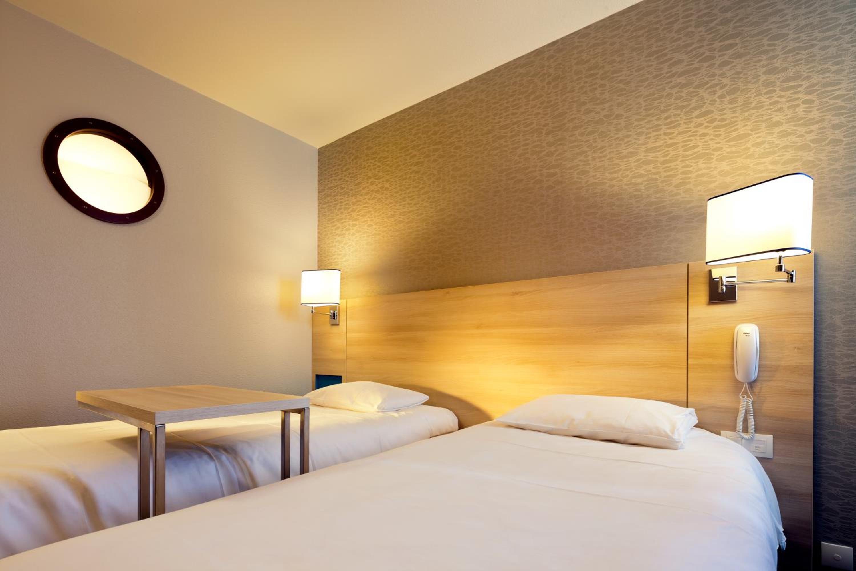 Standard Twin Room - Photo 4