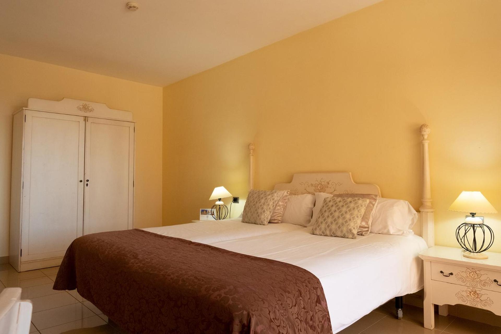 Family Room with Pool or Sea View (6 Adults) – MAGMA Service Family Room with Pool or Sea View (6 Adults) – MAGMA Service
