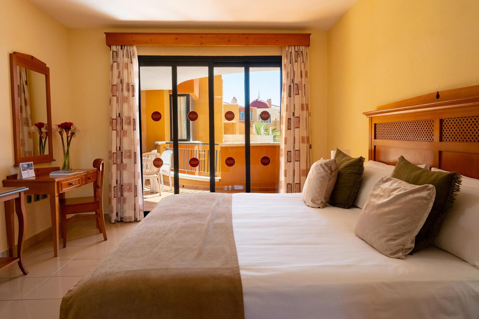Family Room with Pool or Sea View (6 Adults) – MAGMA Service Family Room with Pool or Sea View (6 Adults) – MAGMA Service