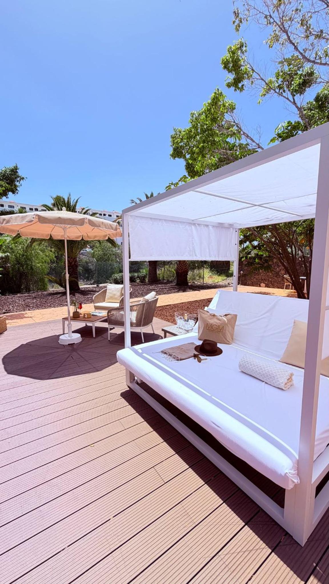 Family Room with Pool or Sea View (6 Adults) – MAGMA Service Family Room with Pool or Sea View (6 Adults) – MAGMA Service