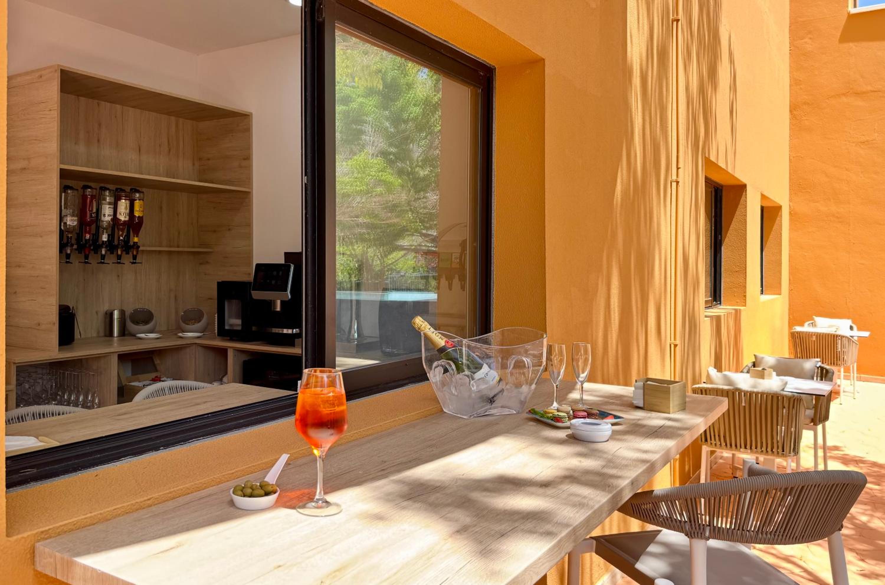 Family Room with Pool or Sea View (6 Adults) – MAGMA Service Family Room with Pool or Sea View (6 Adults) – MAGMA Service