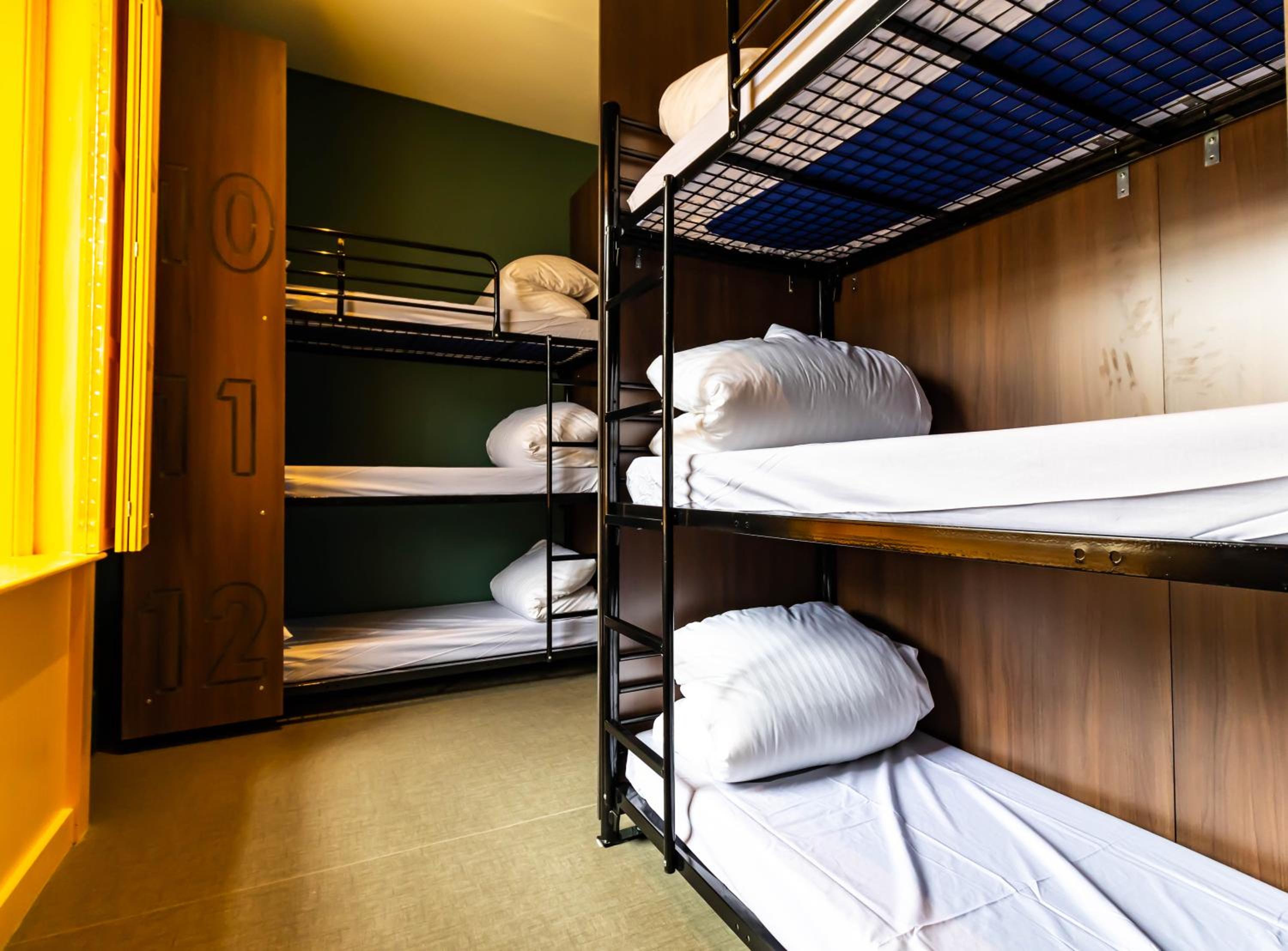 6-Bed Mixed Dormitory Room photo 2