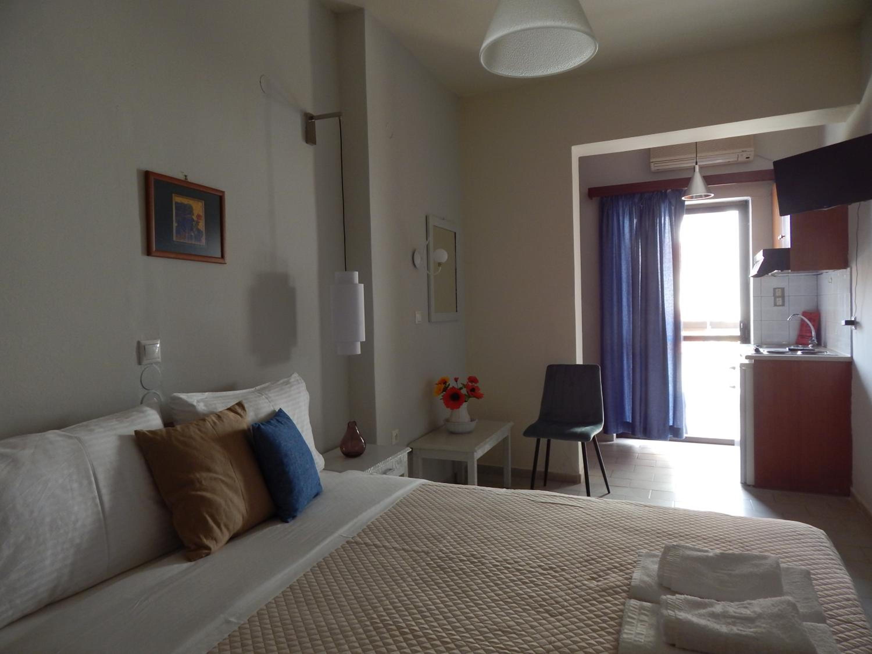 Double or Twin Room with Partial Sea View photo 1