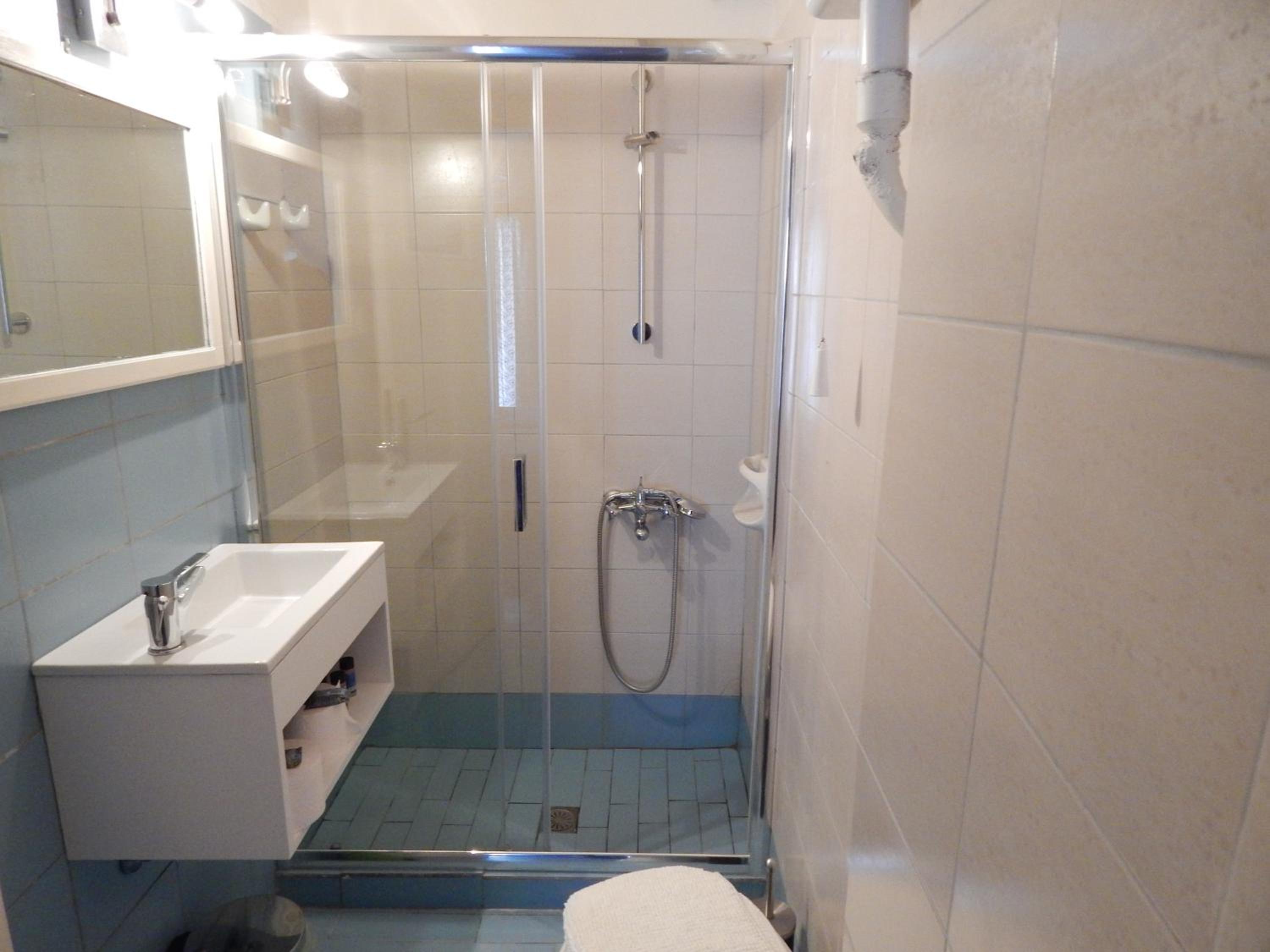 Double or Twin Room with Partial Sea View photo 2
