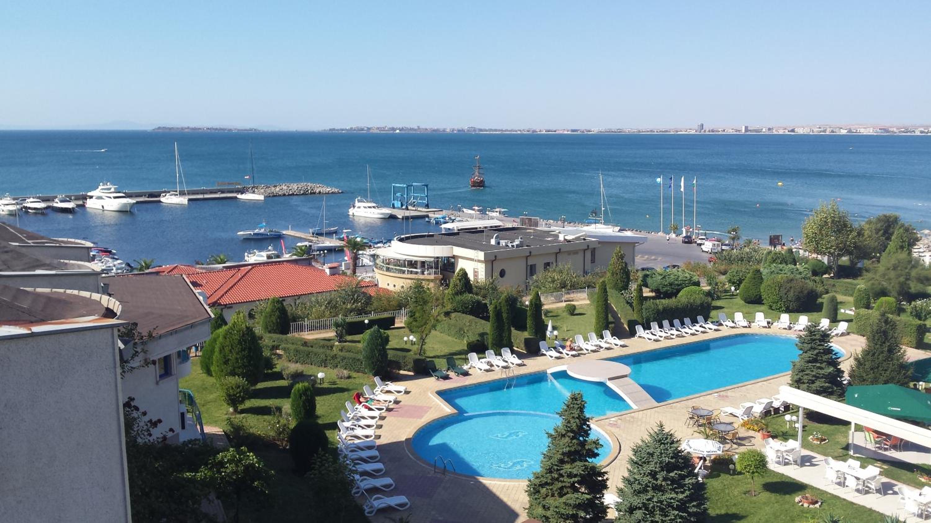 One-Bedroom Apartment with Balcony (4 Adults) photo 3