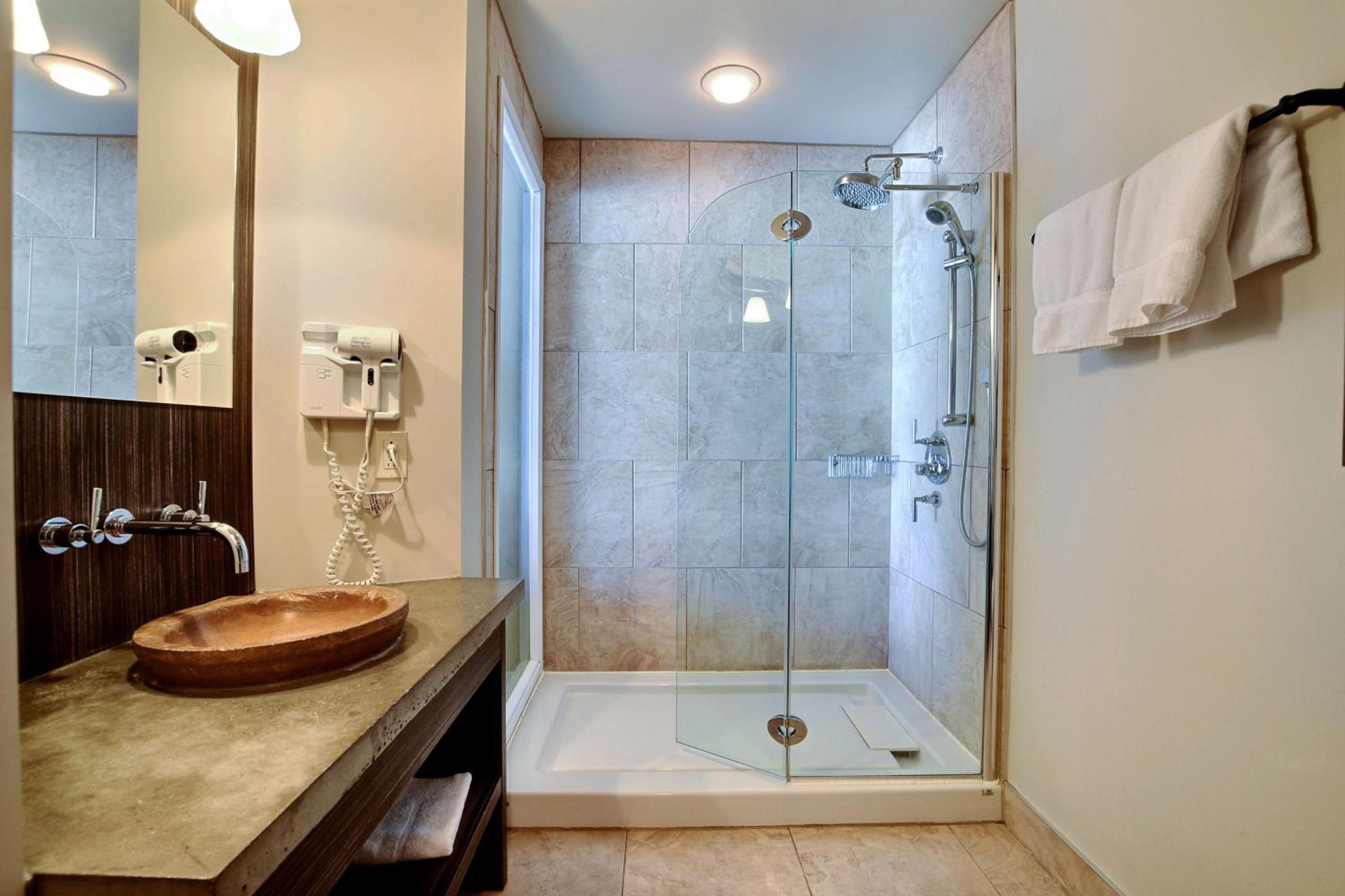 Large Classic Suite - Lake view with balcony photo 2