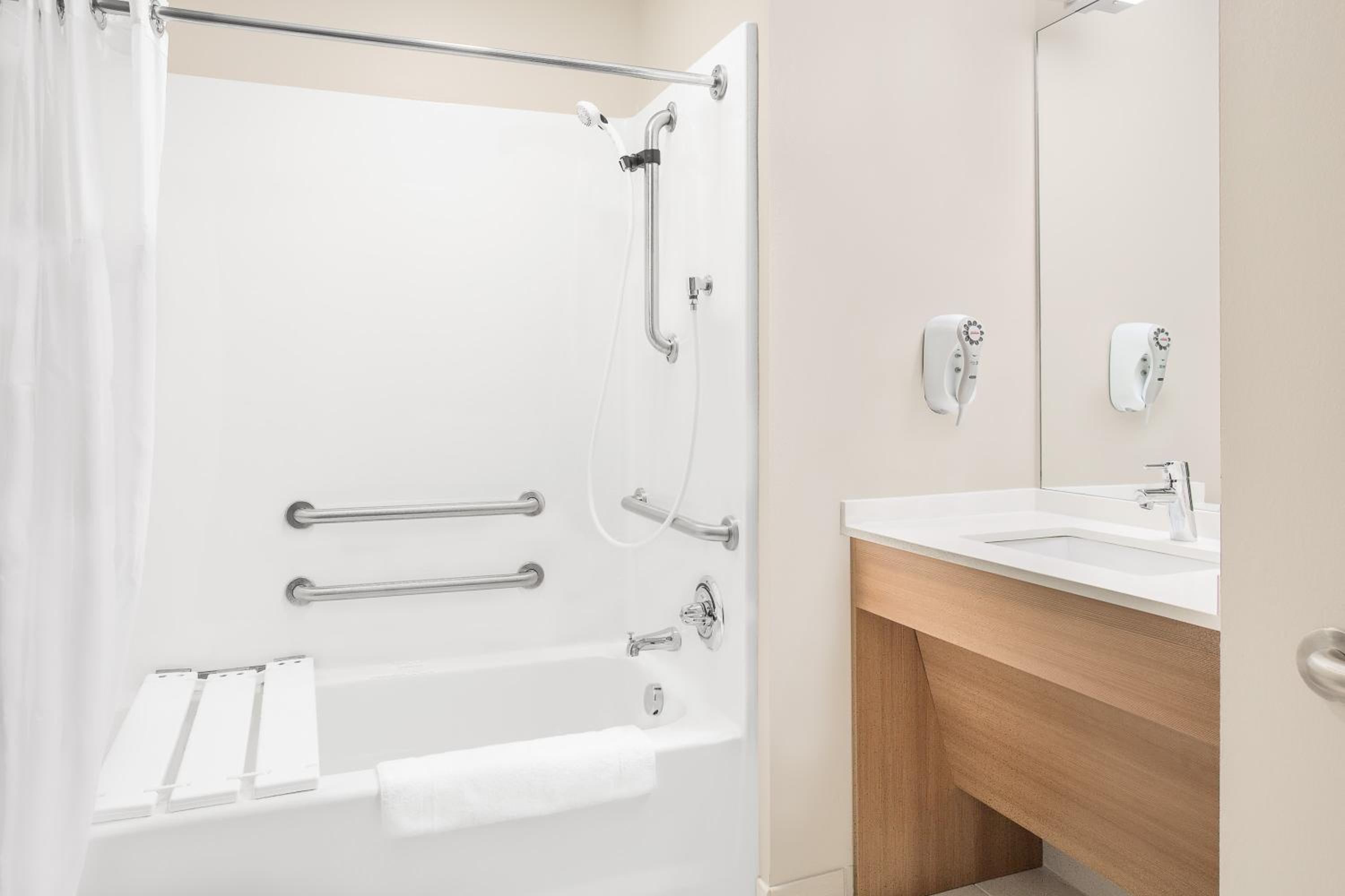 Queen Room - Disability Access/Non-Smoking