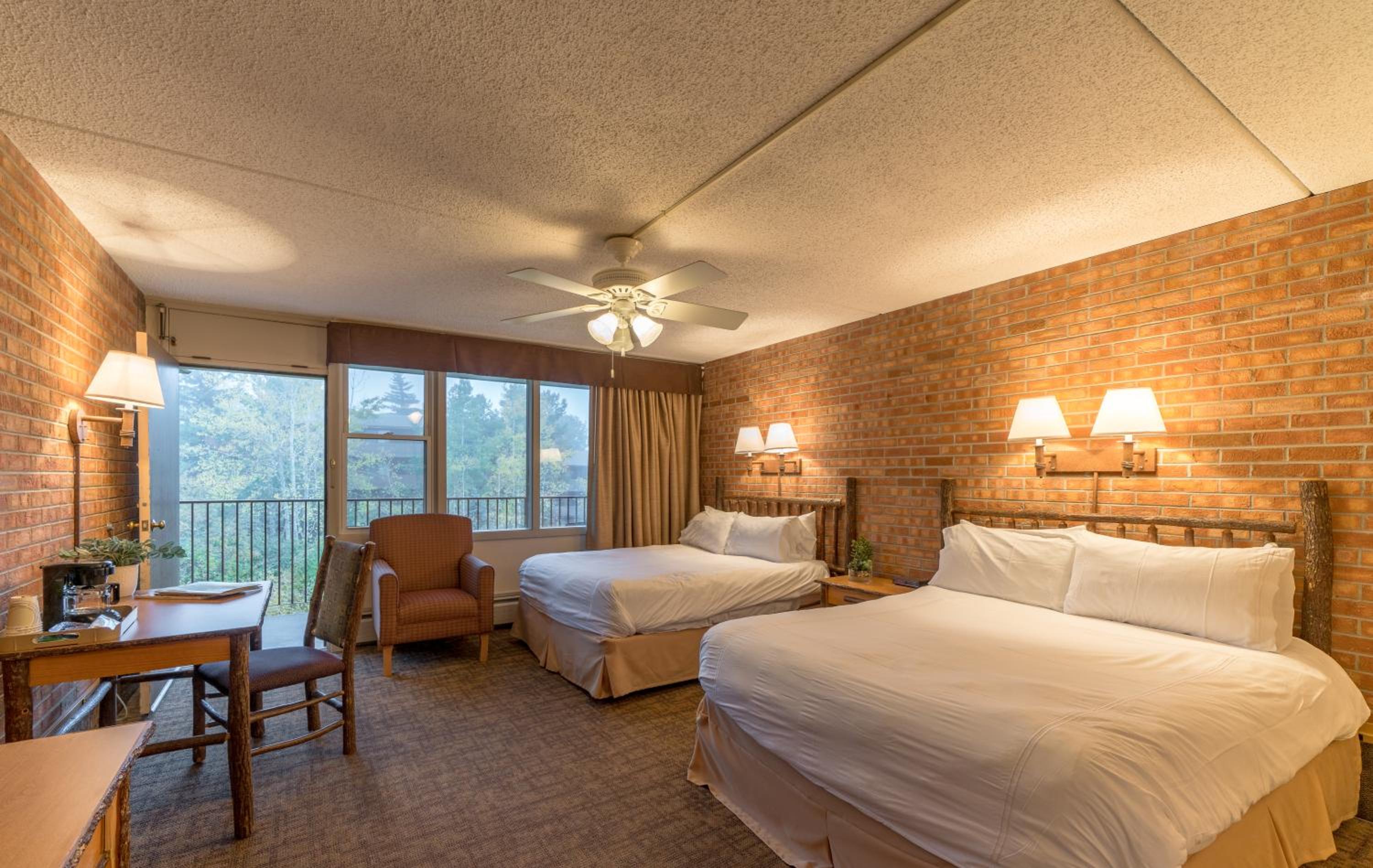 Deluxe queen room with 2 queen beds, photo 6