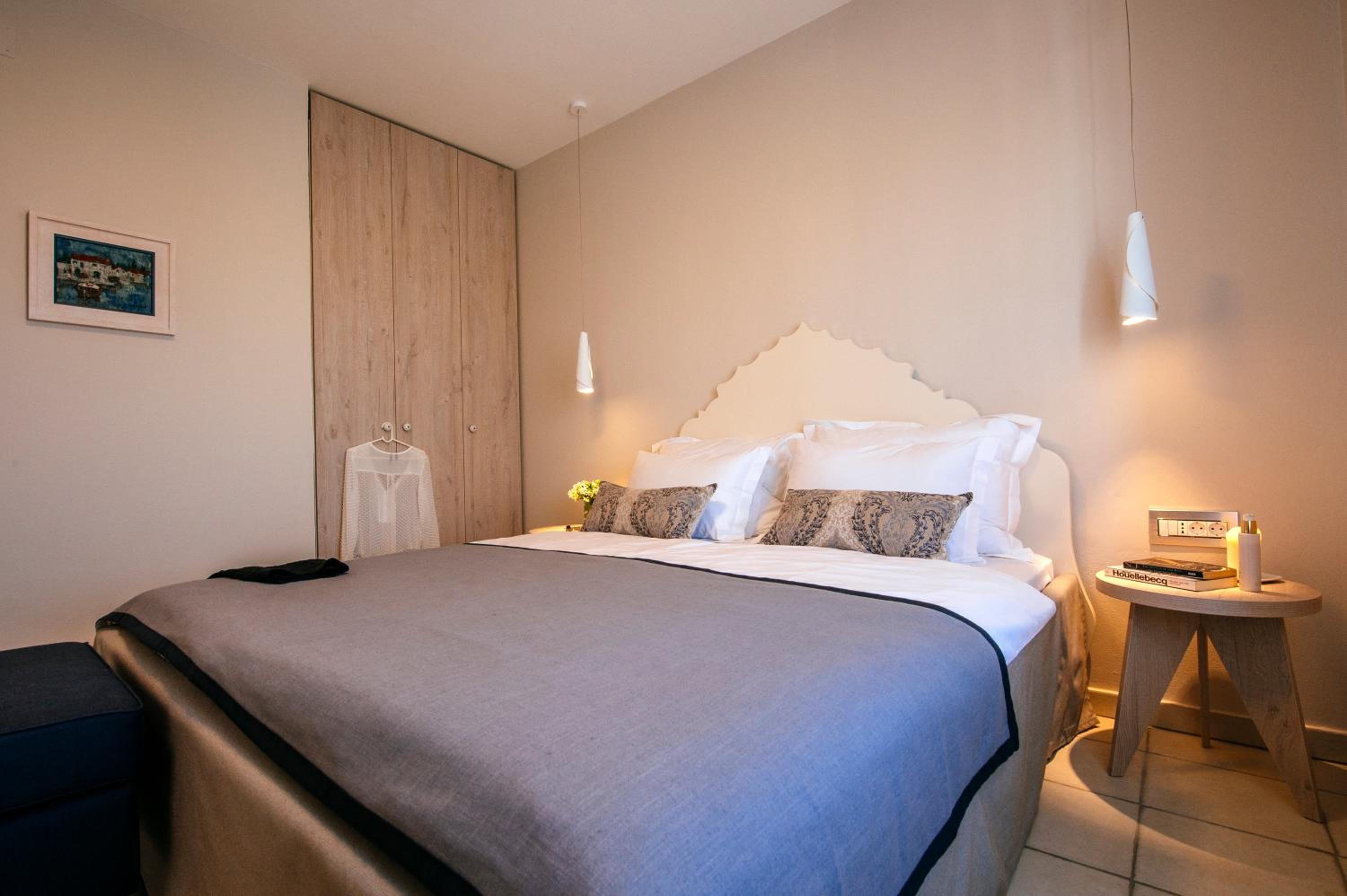 Deluxe One-Bedroom Apartment with Balcony (2 Adults+ 2 Children) - Photo 13
