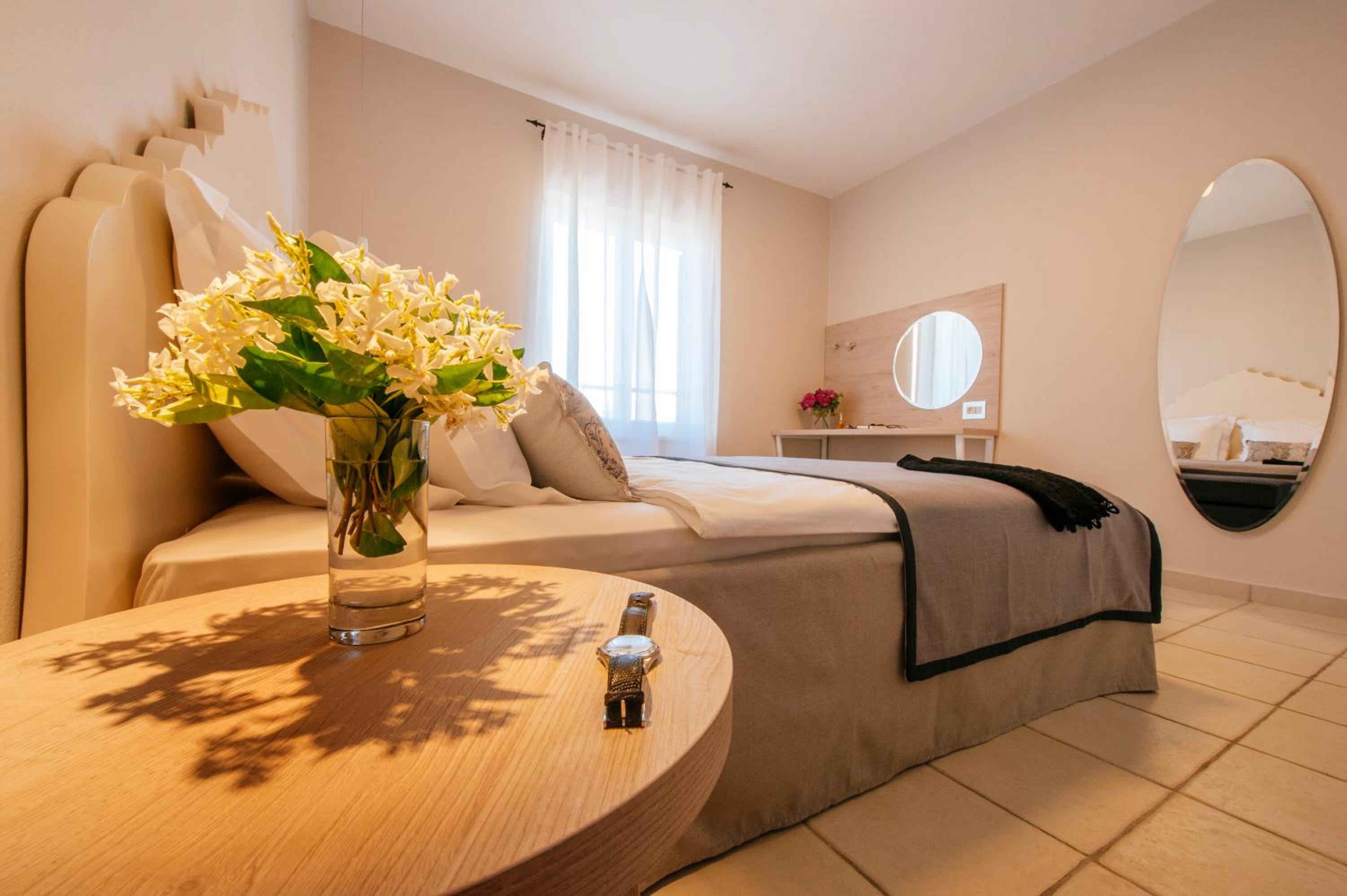 Deluxe One-Bedroom Apartment with Balcony (2 Adults+ 2 Children) - Photo 10