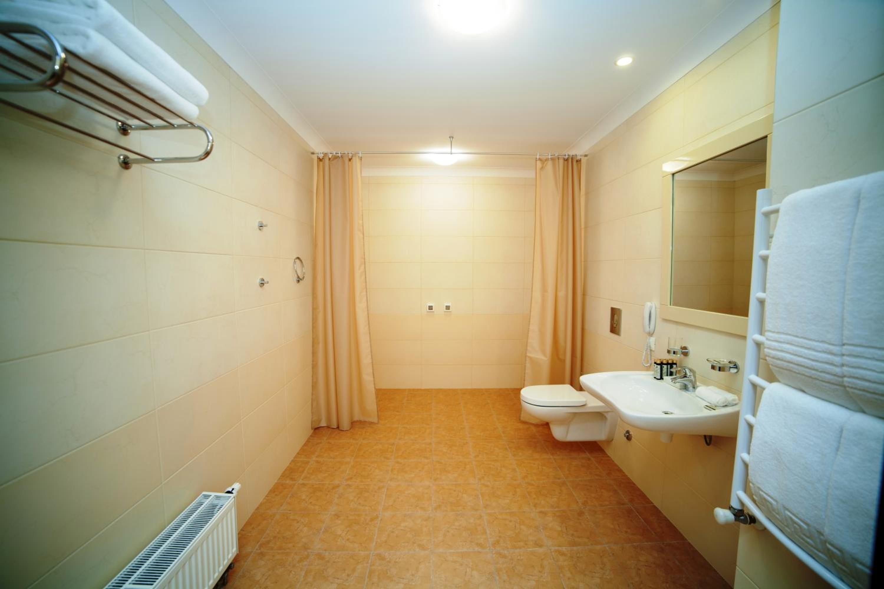 Twin Room - Disability Access photo 2