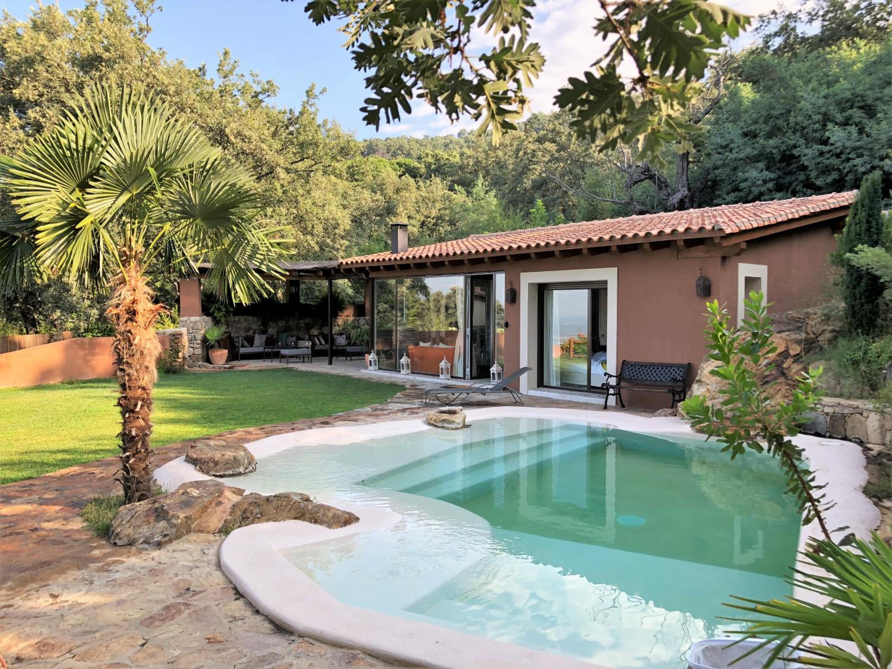 Three-Bedroom House photo 3