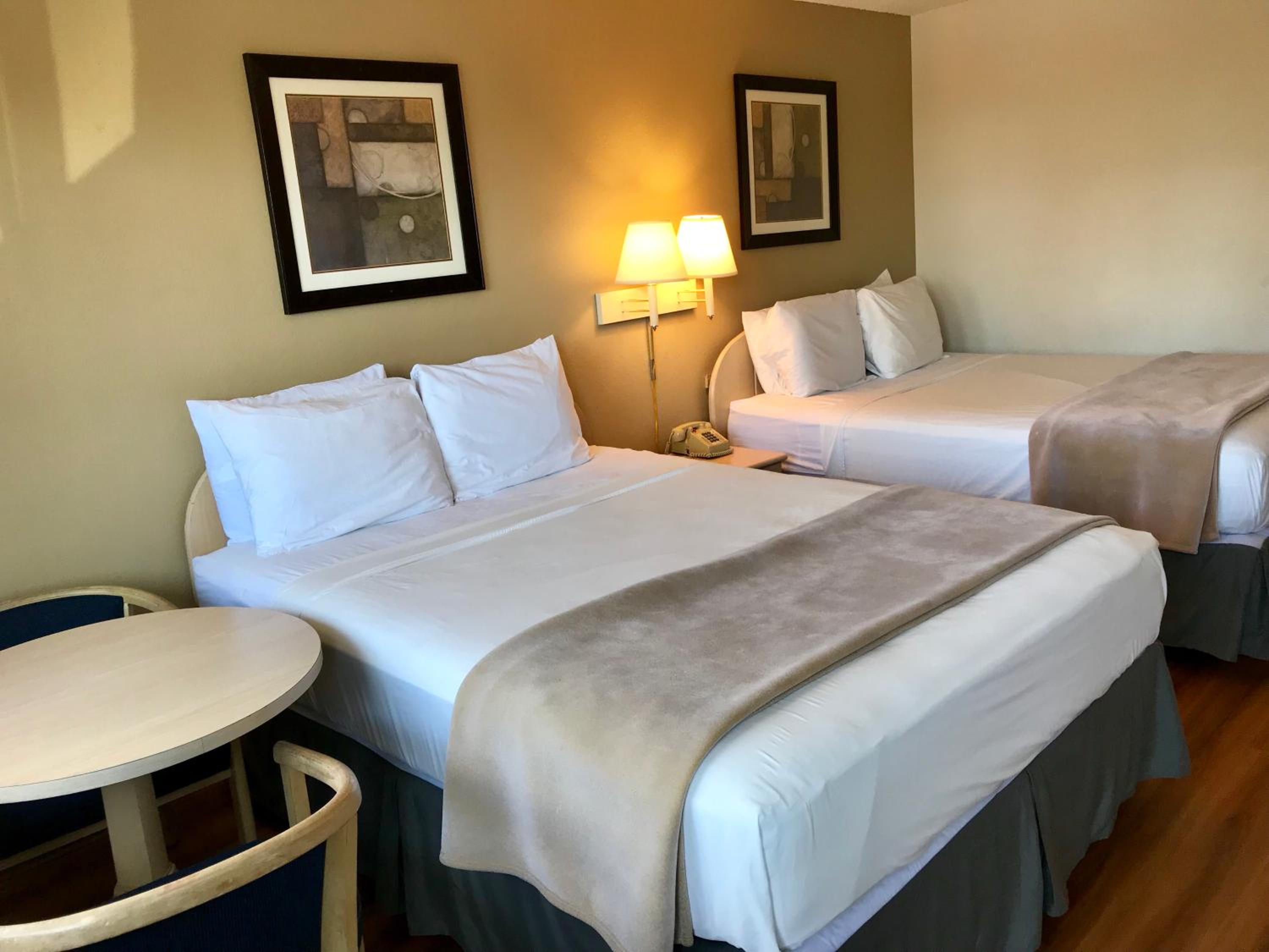 Queen Room with Two Queen Beds - Photo 2