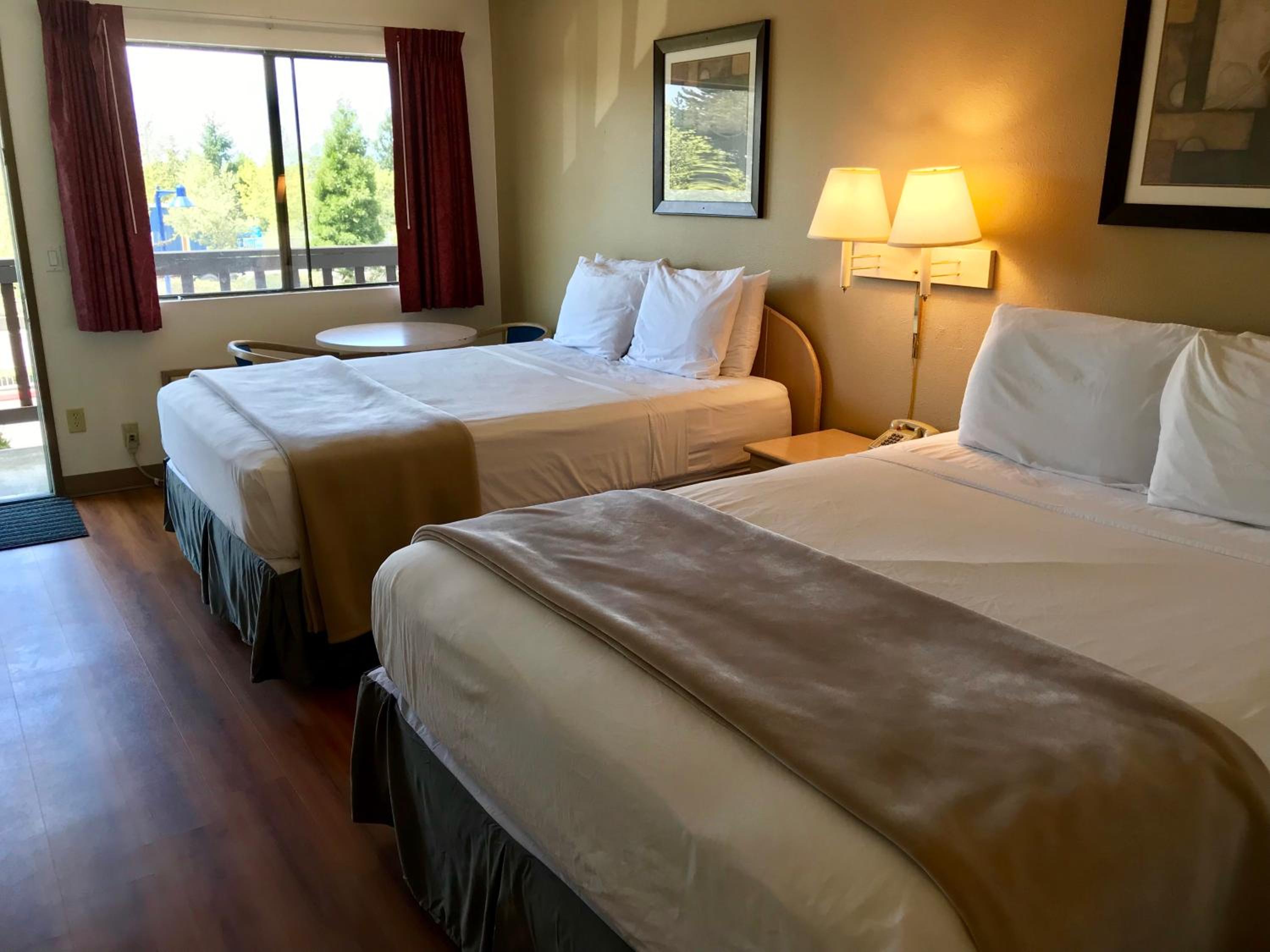 Queen Room with Two Queen Beds - Photo 4