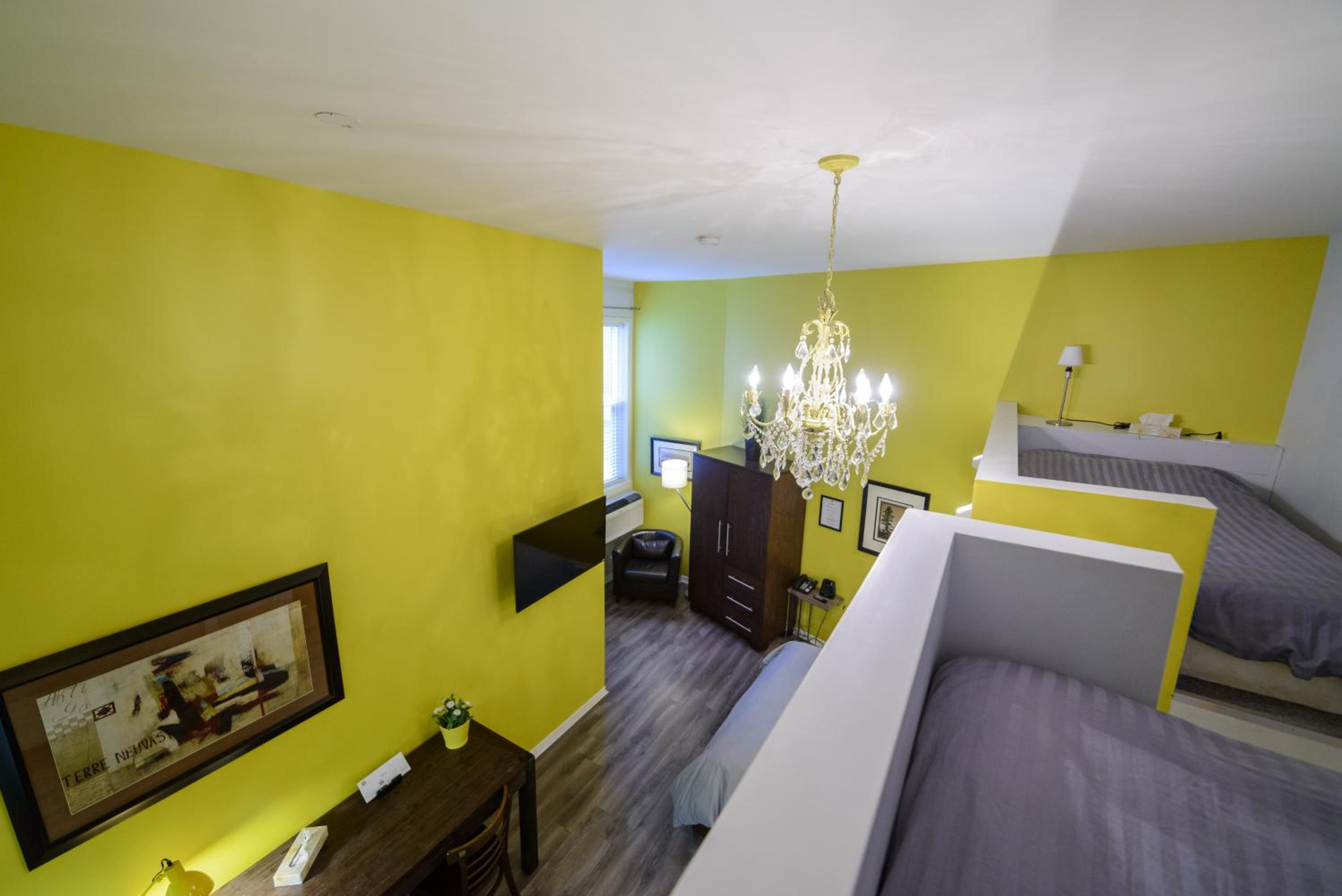 Superior Family Room - Photo 11