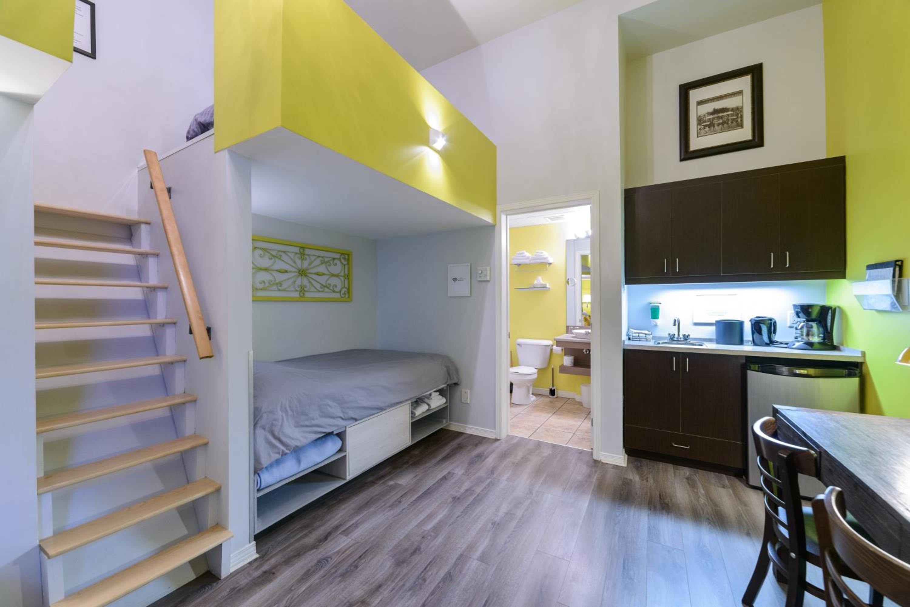 Superior Family Room - Photo 8