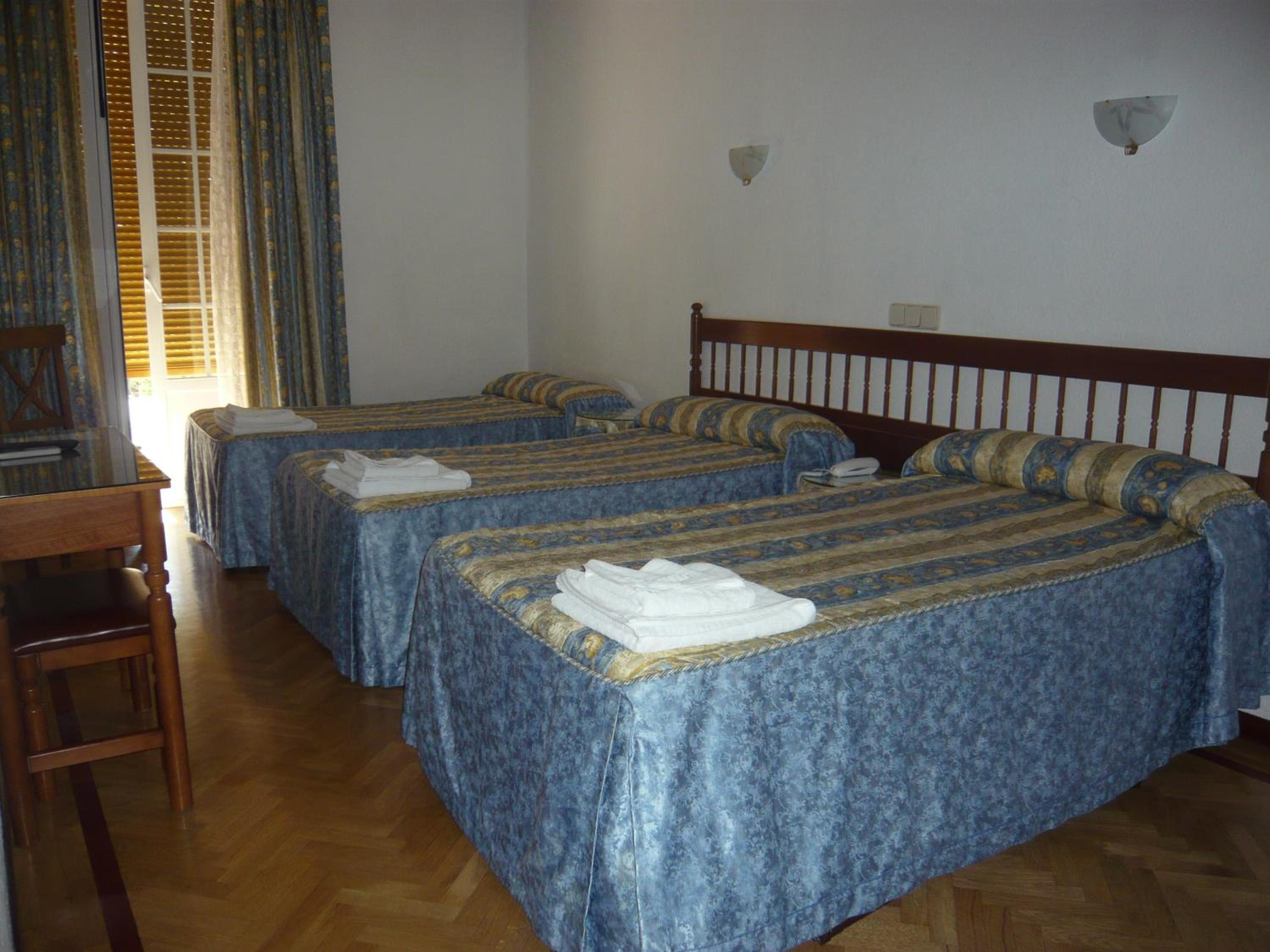 Twin Room with Extra Bed photo 2