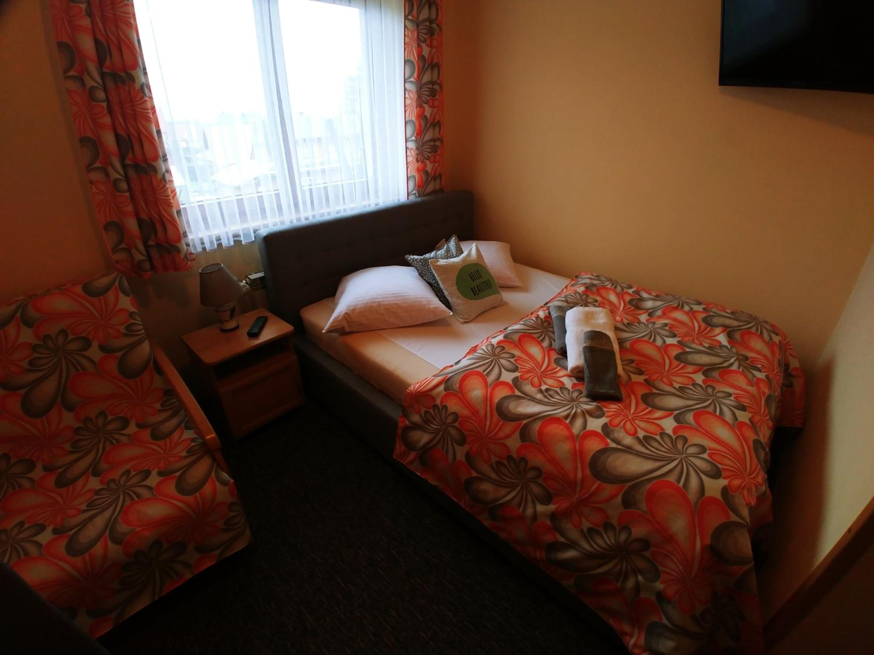 Double Room with Private Bathroom - Photo 14