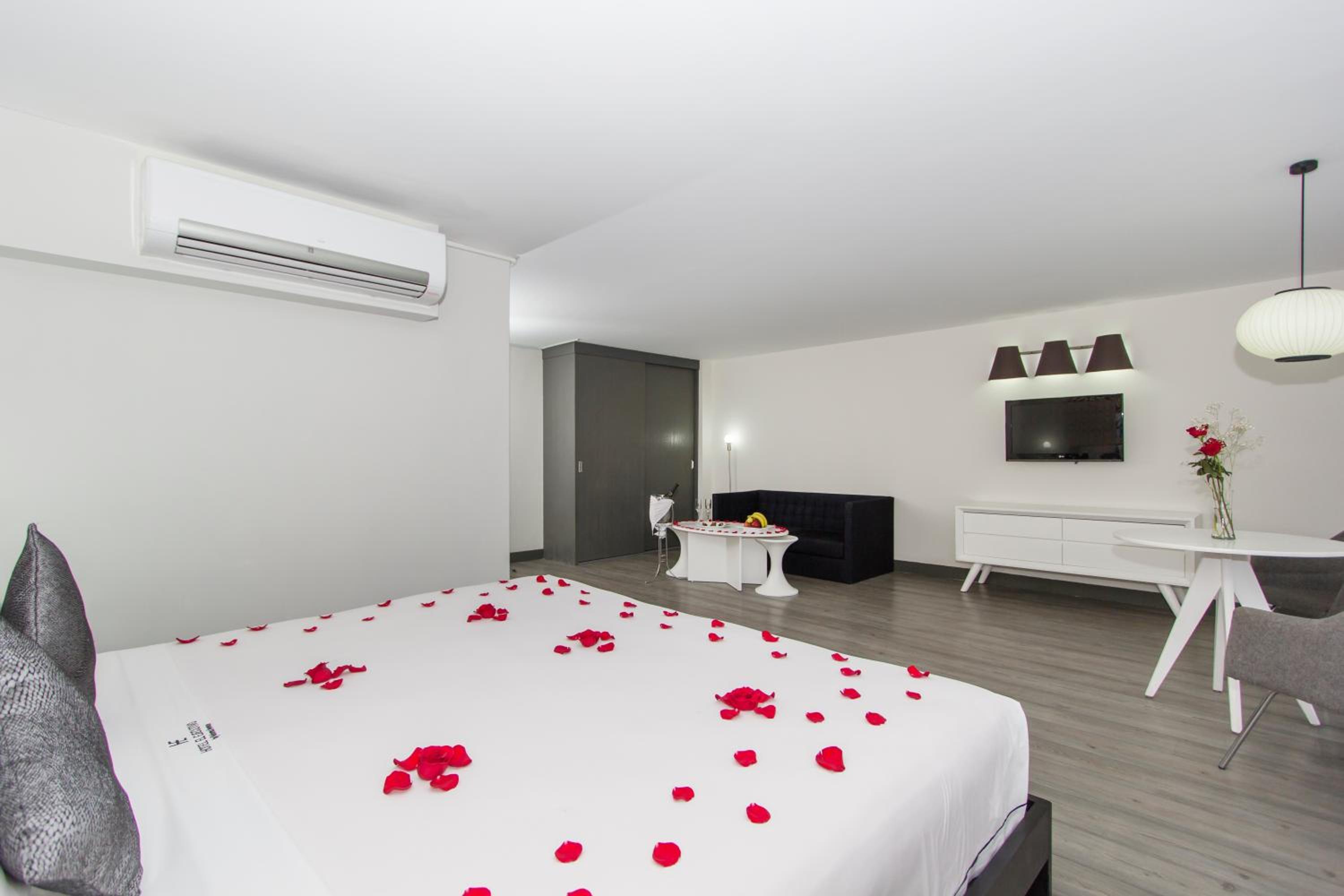 Deluxe King Room - Photo 15