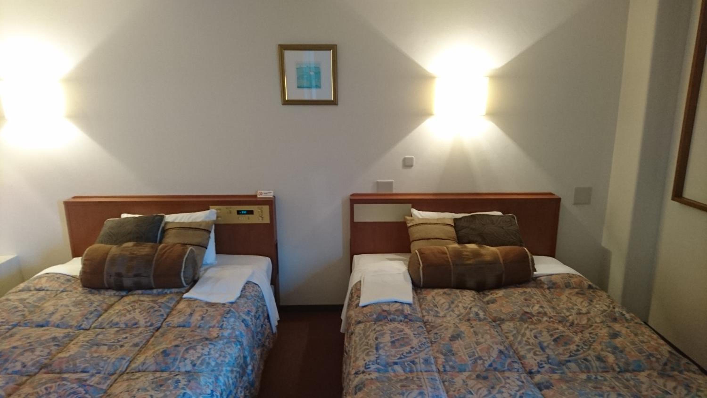Twin Room - Non-Smoking - Photo 2