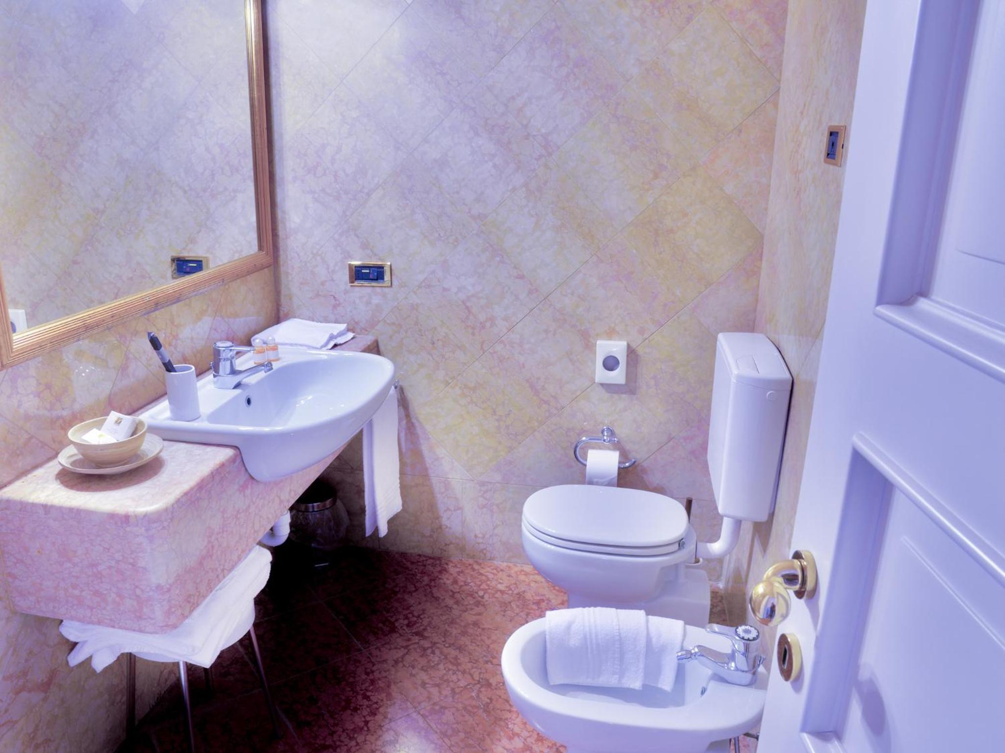 Deluxe Double Room with Balcony photo 2