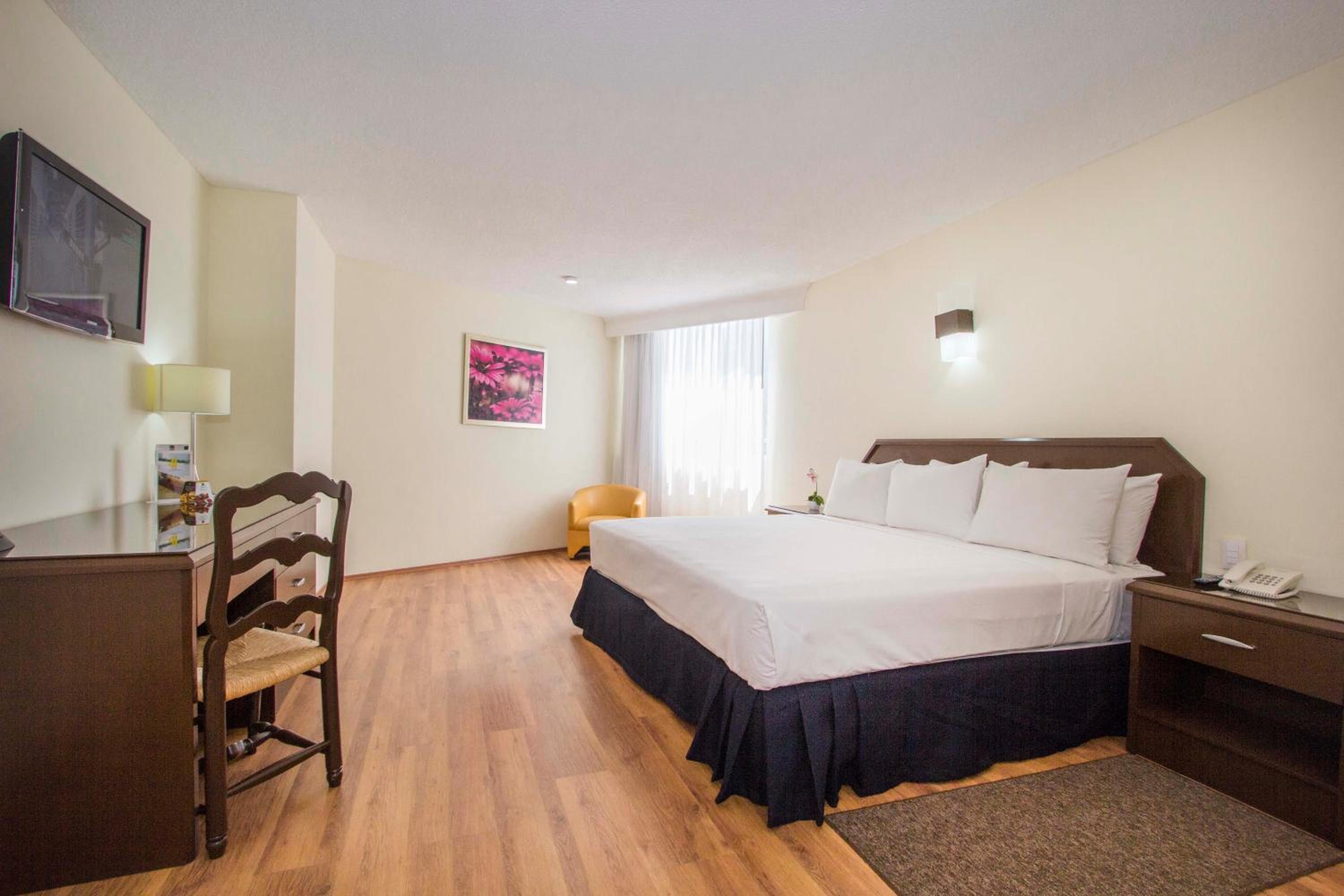 Superior King Room - Photo 11