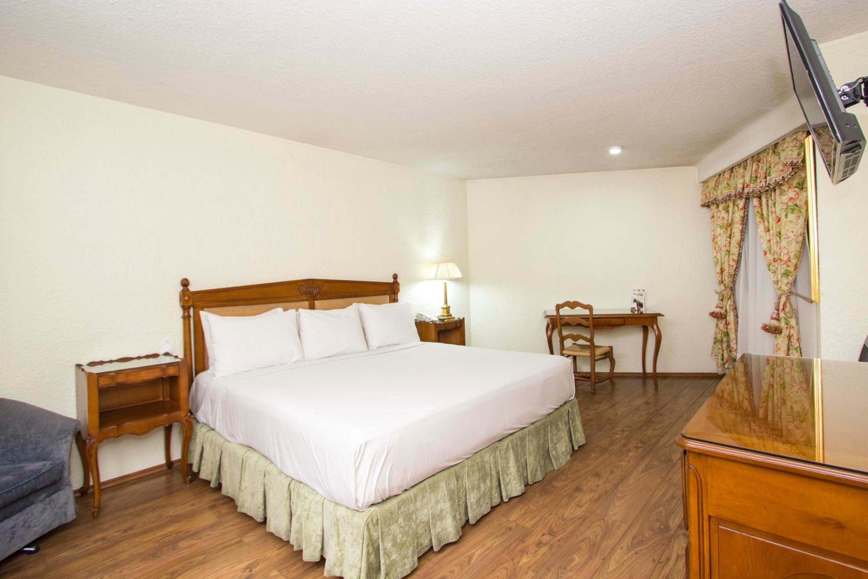 Superior King Room - Photo 9