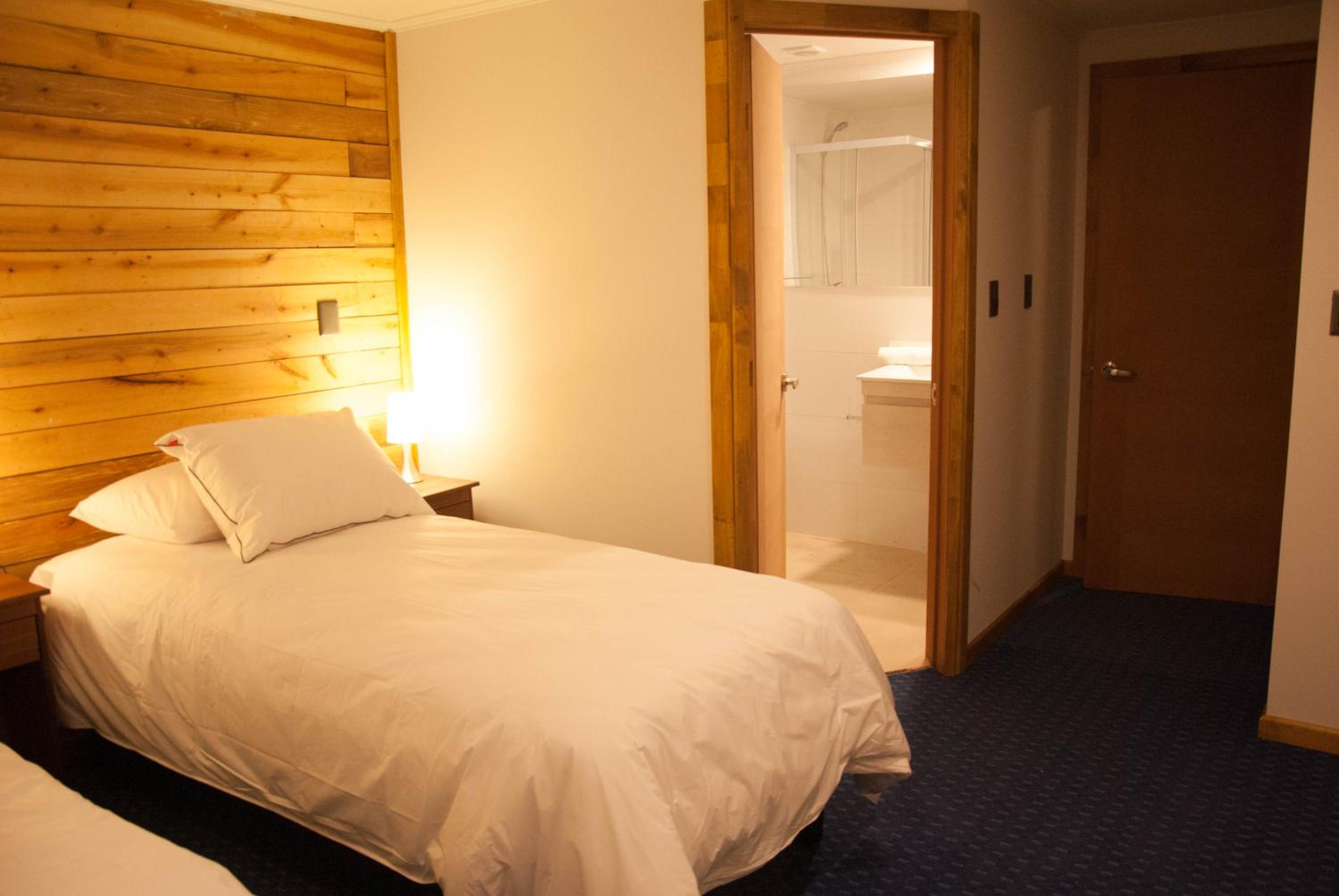Twin Room with Private Bathroom photo 2