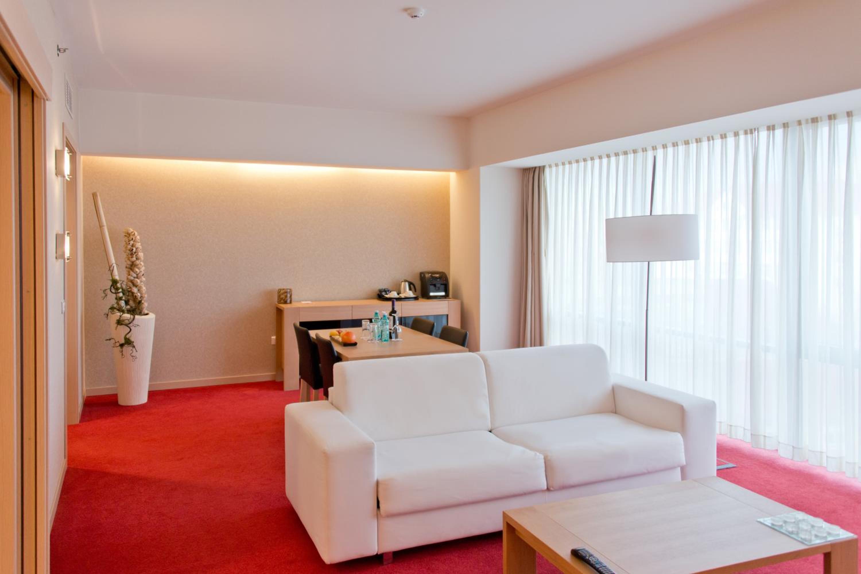 Luxury 1 King Bed Non-Smoking Suite with SPA Access - Photo 3