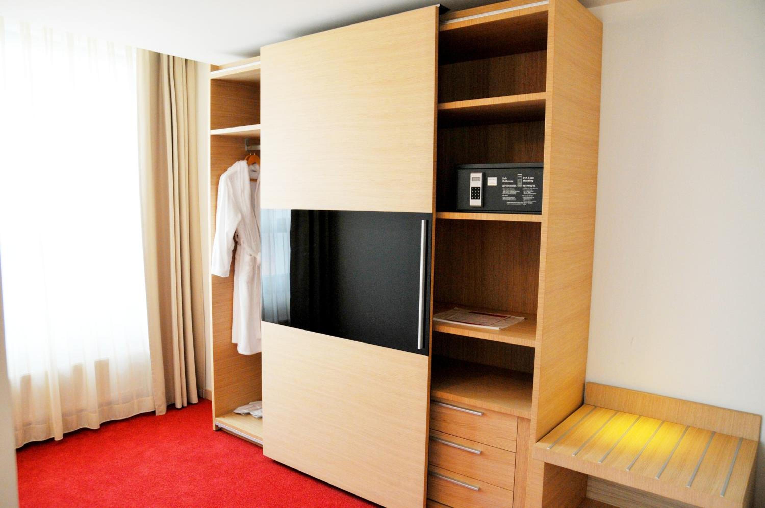Luxury 1 King Bed Non-Smoking Suite with SPA Access - Photo 5