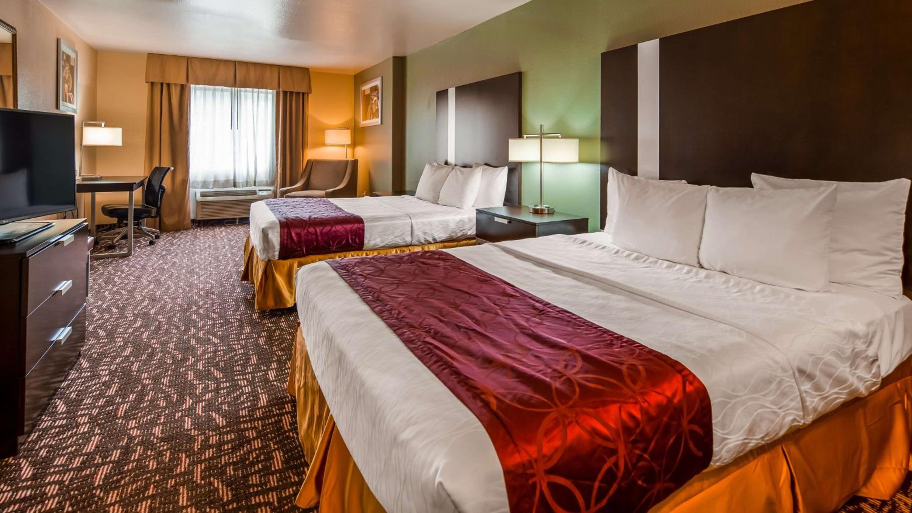 Queen Room with Two Queen Beds - Non-Smoking - Photo 1