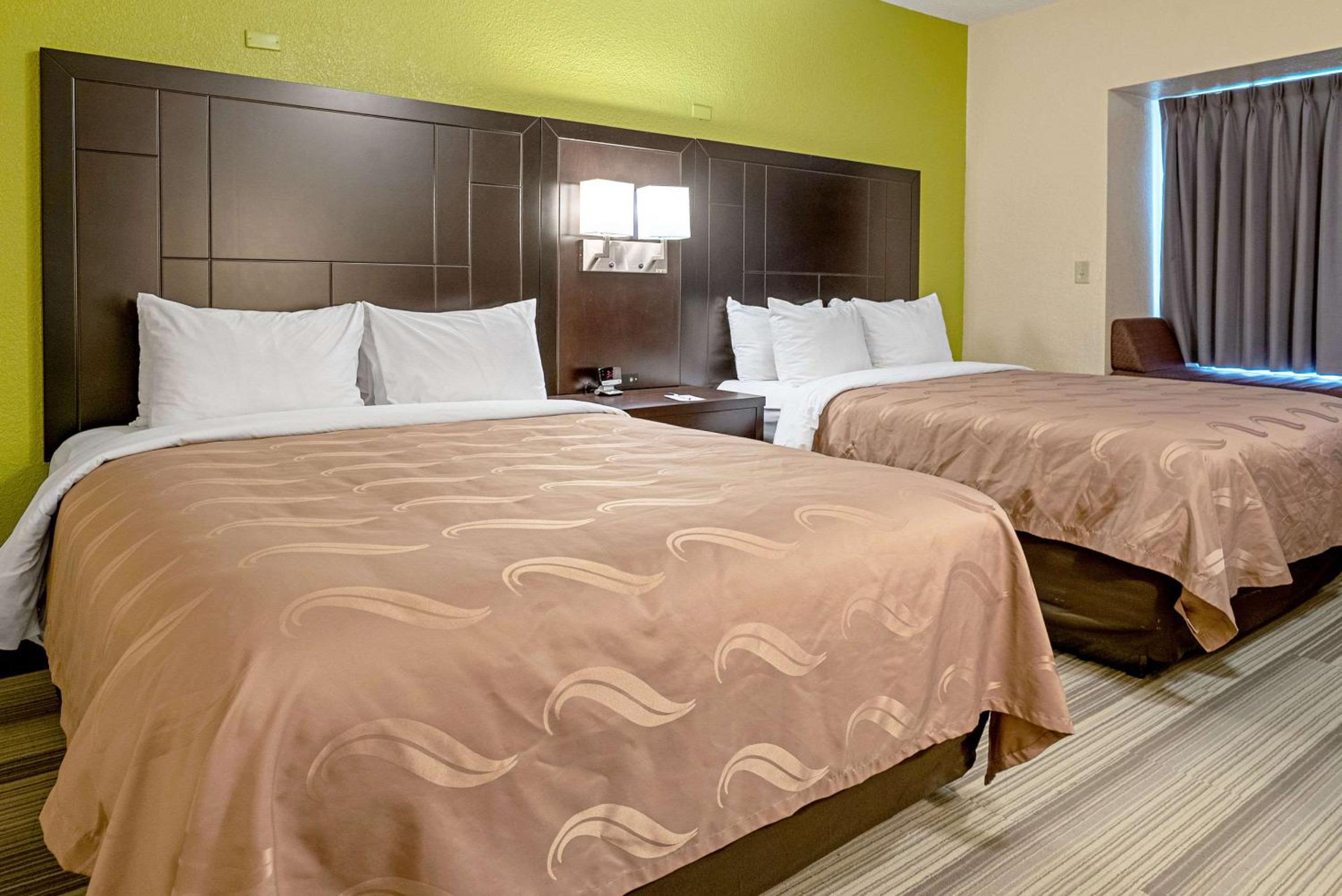 Queen Room with Two Queen Beds - Non-Smoking - Photo 4
