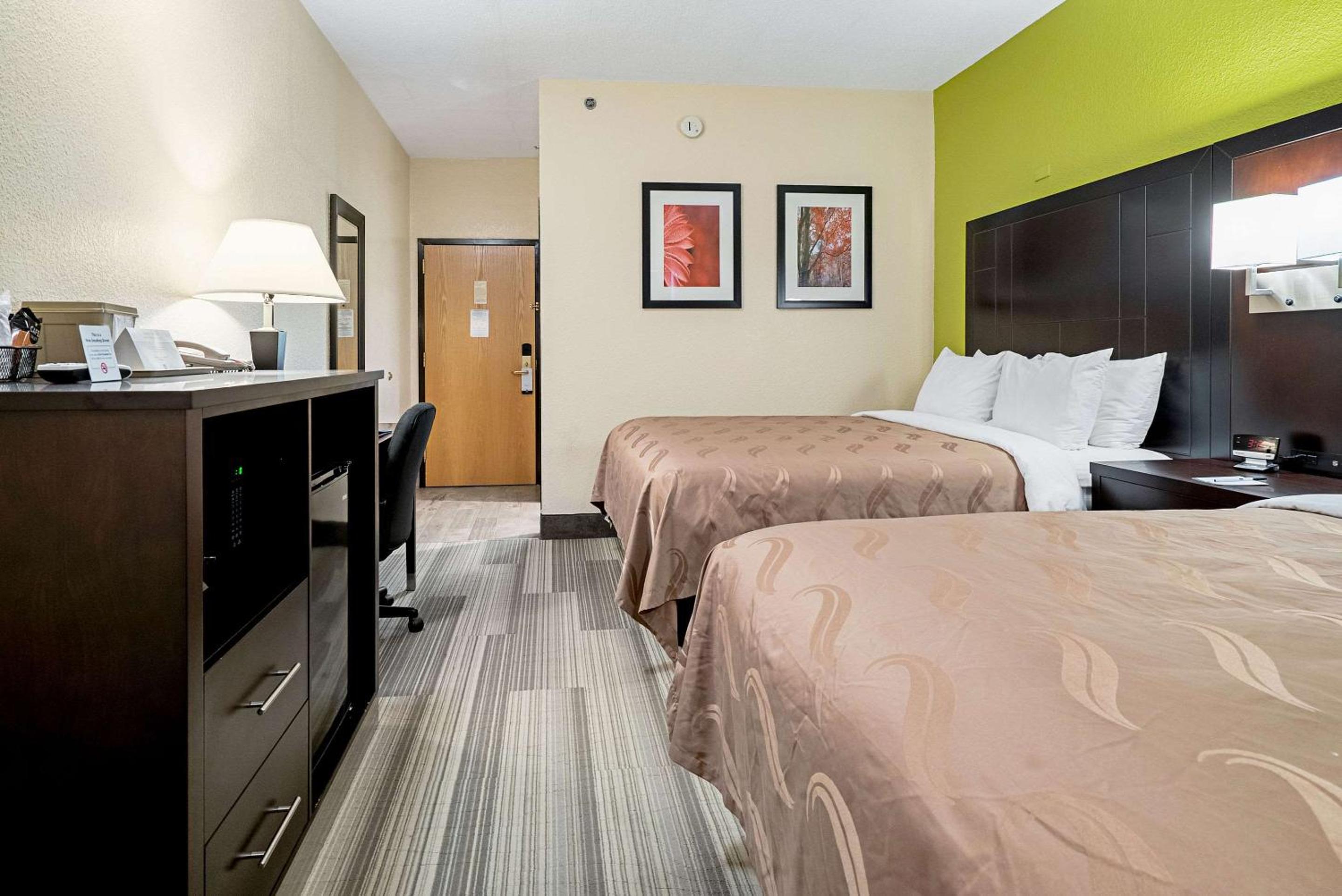 Queen Room with Two Queen Beds - Non-Smoking - Photo 3