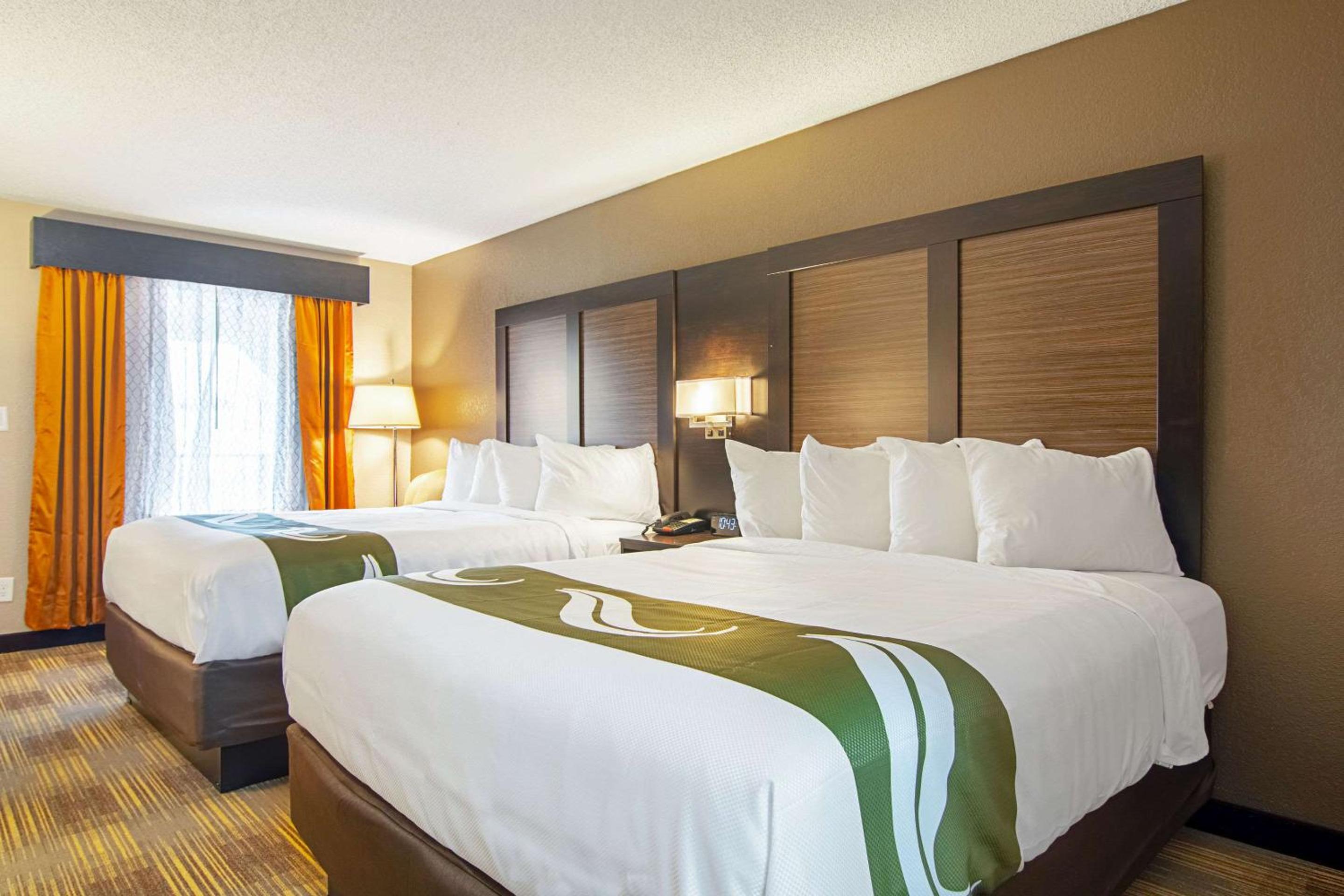 Queen Room with Two Queen Beds - Non-Smoking - Photo 2