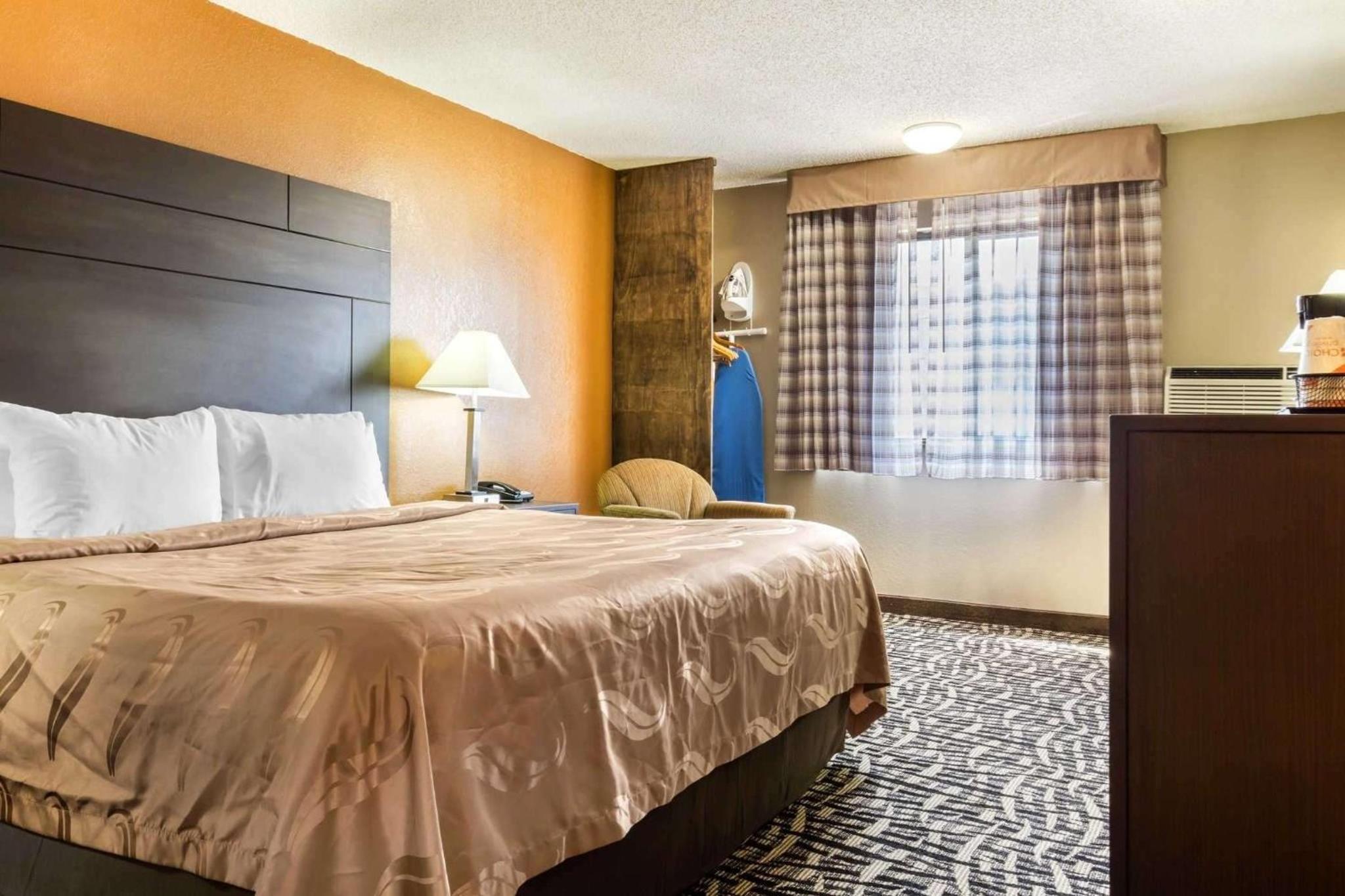 King Room - Non-Smoking - Photo 2