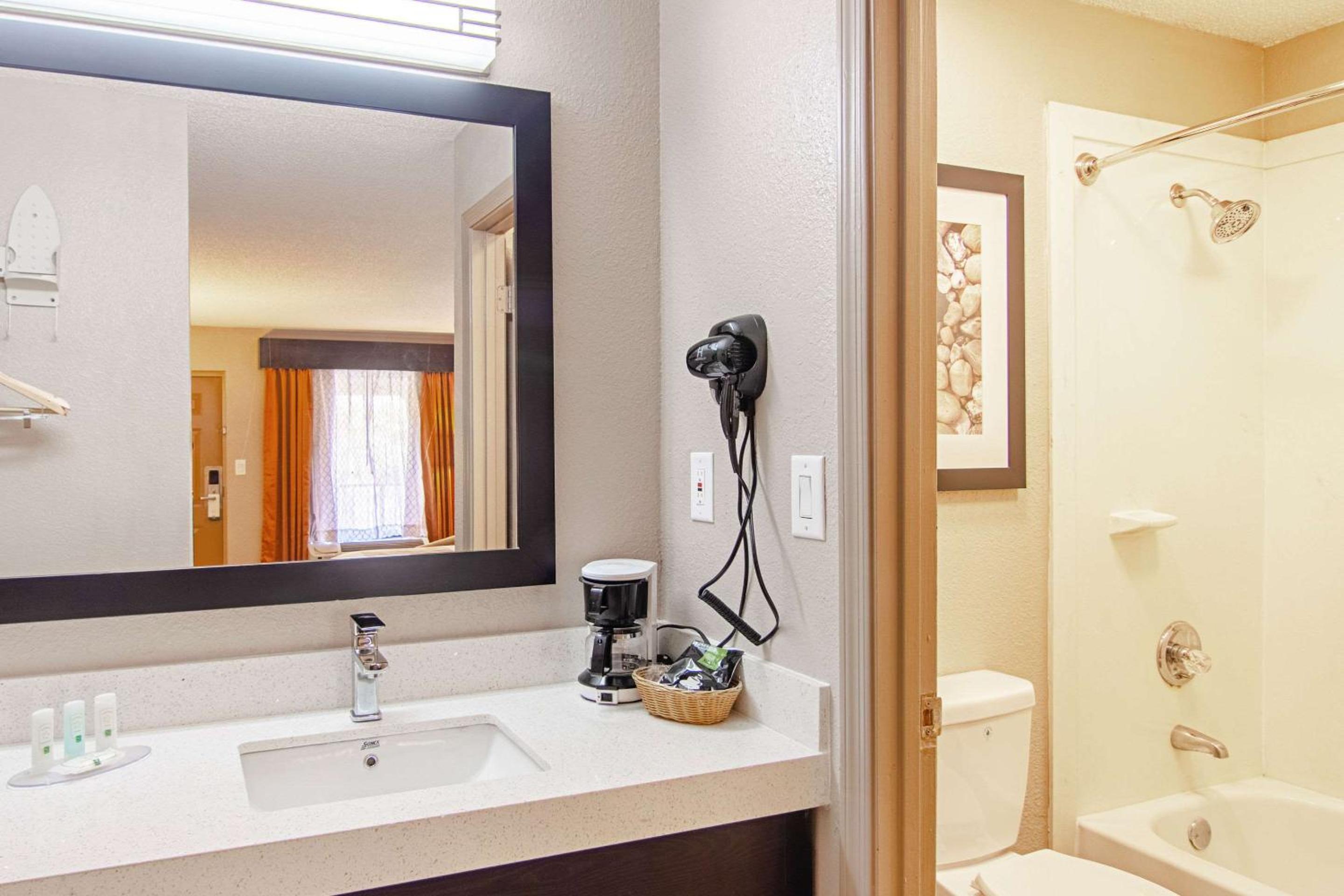 King Room - Non-Smoking - Photo 2