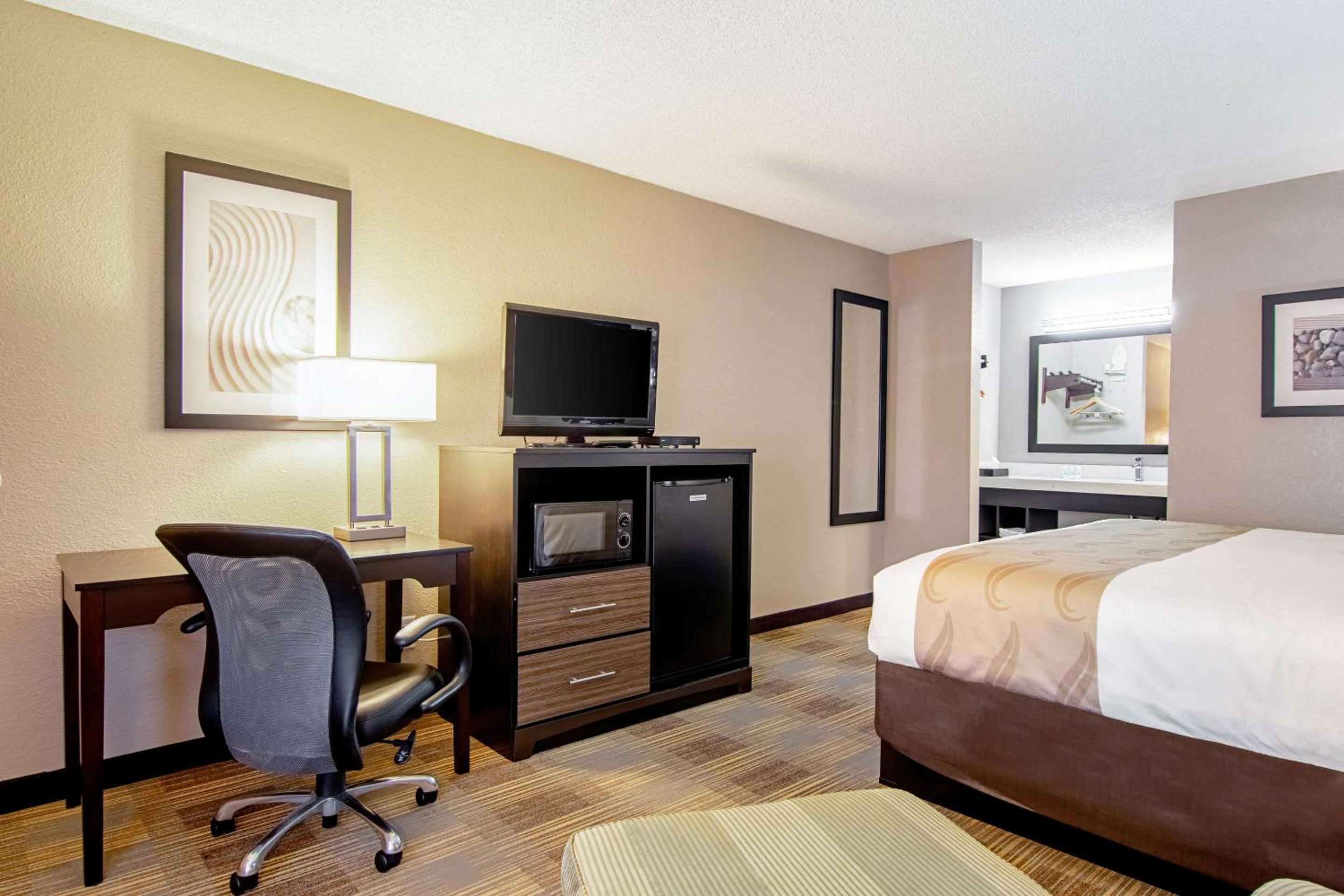 King Room - Non-Smoking - Photo 3